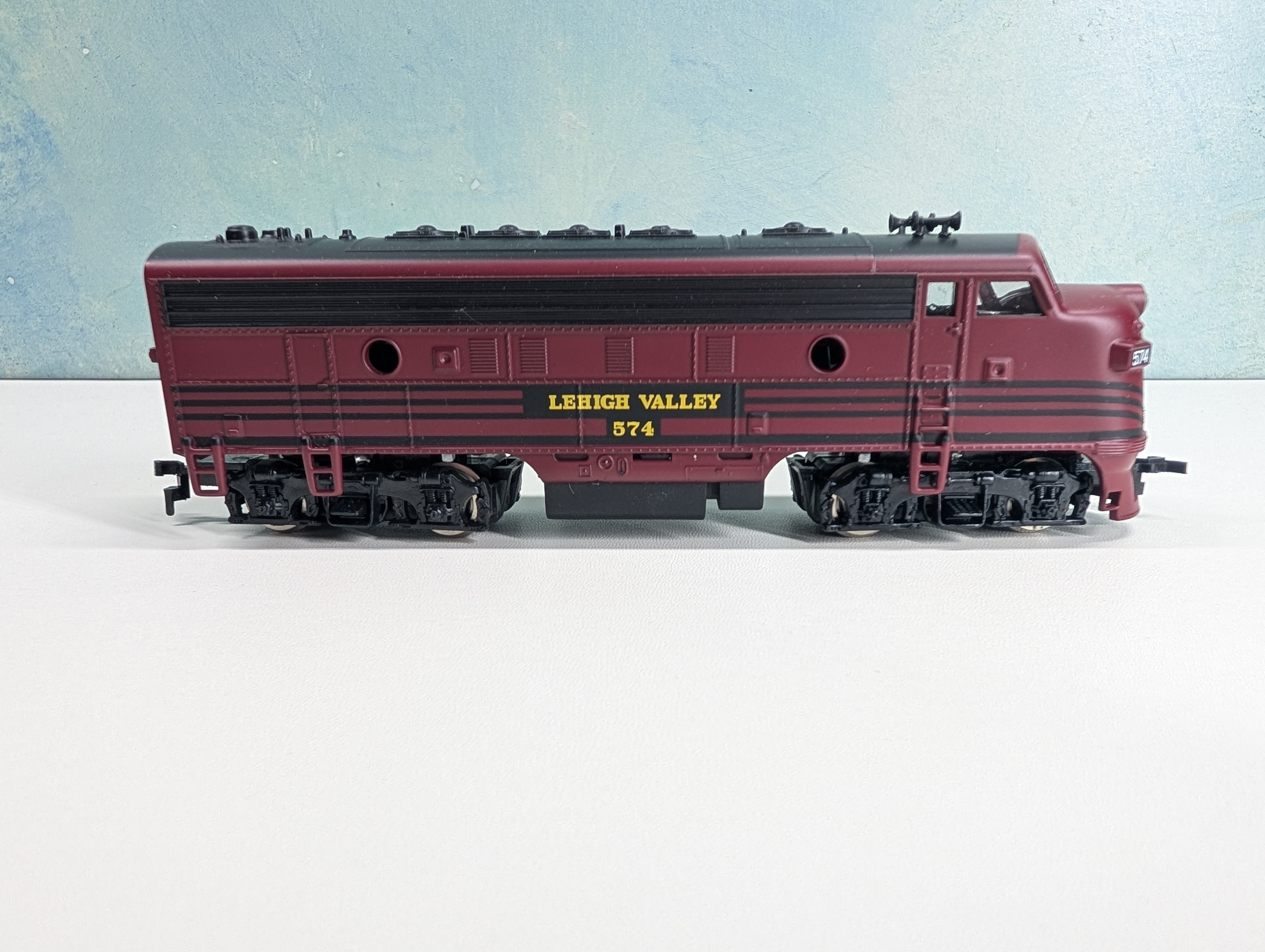 USED Mantua #423-027 HO Scale F-7A Diesel Locomotive w/ Flywheel Lehigh Valley LV #574 Runs Great!