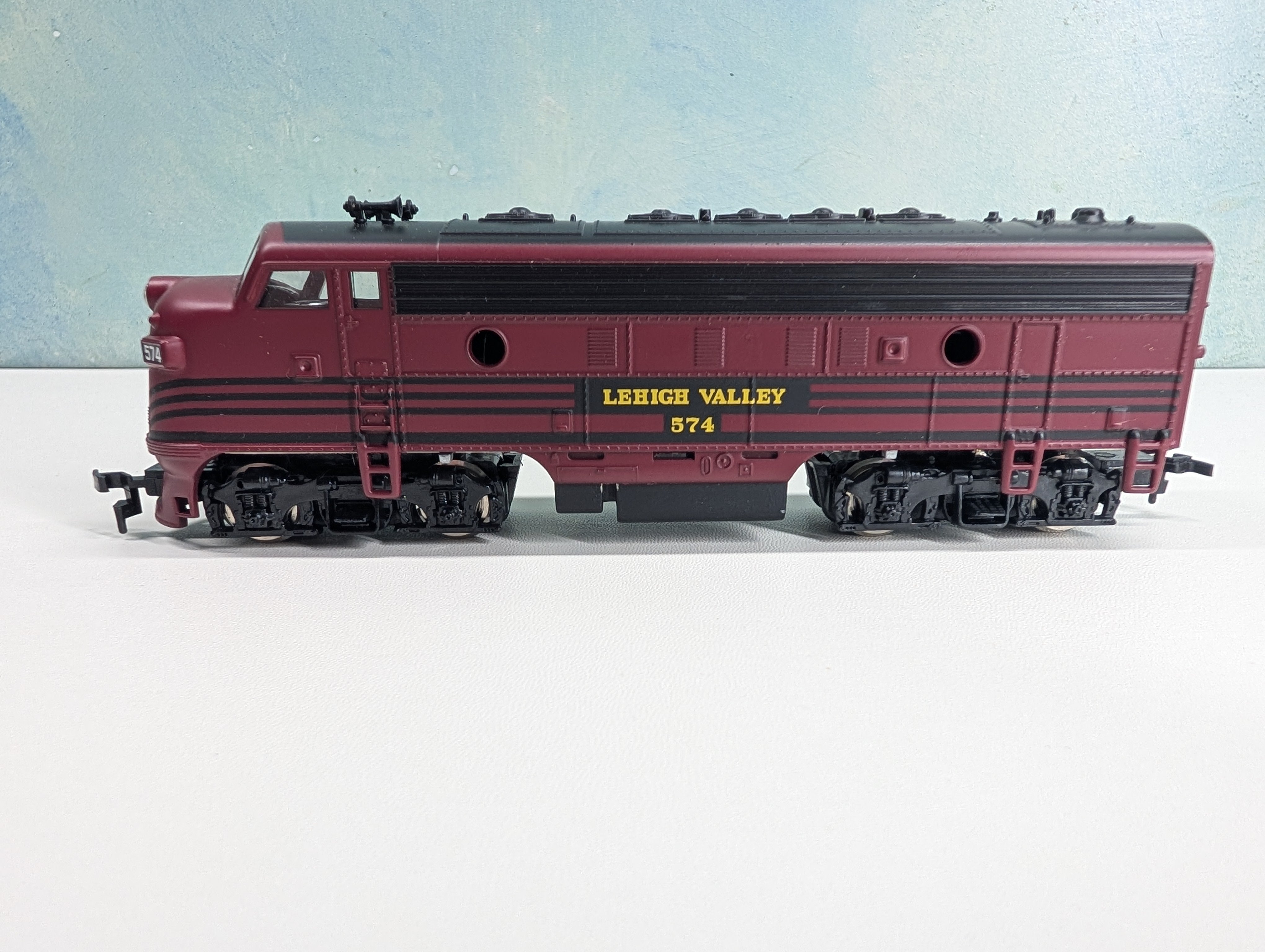 USED Mantua #423-027 HO Scale F-7A Diesel Locomotive w/ Flywheel Lehigh Valley LV #574 Runs Great!