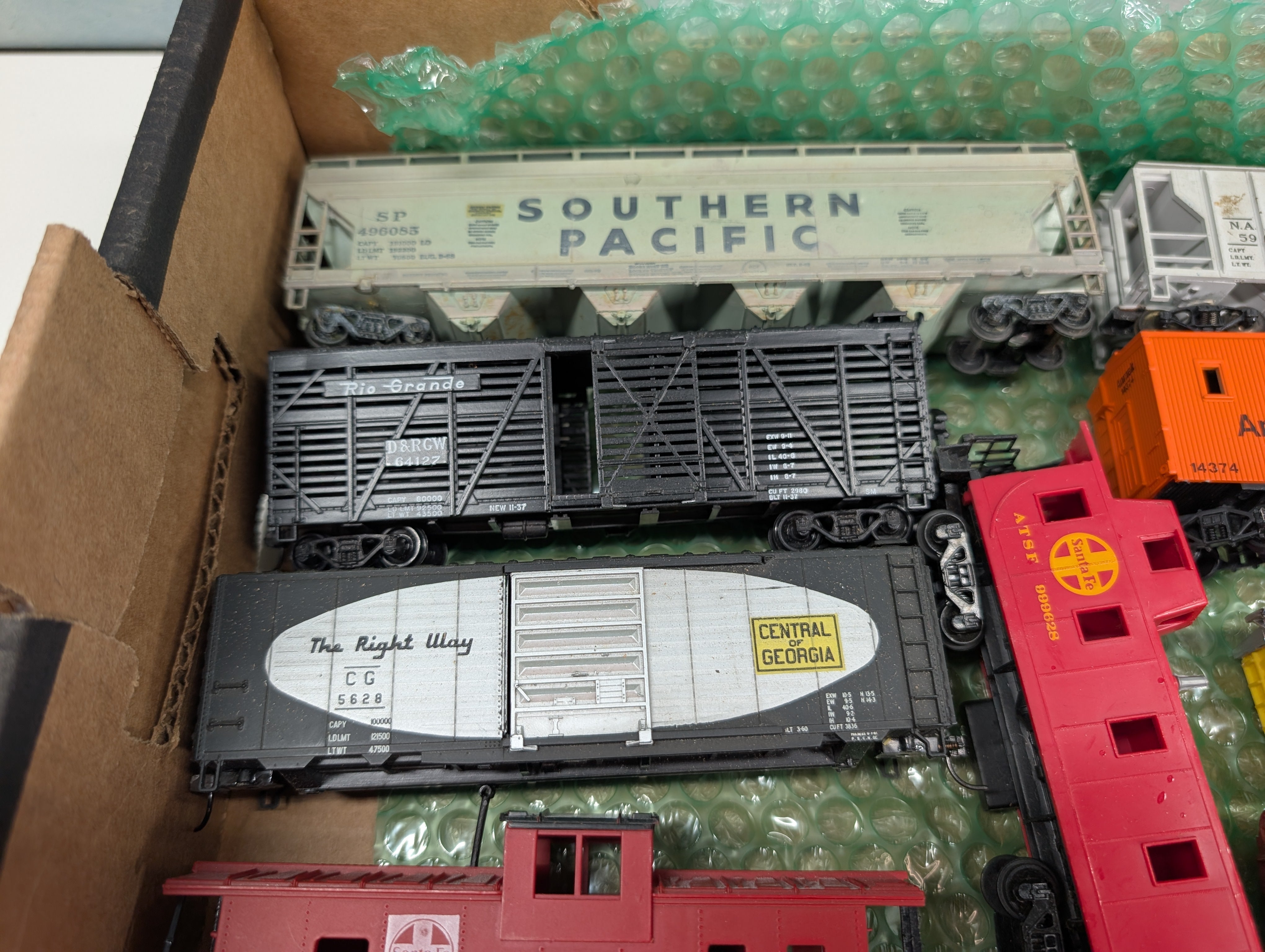 USED HO Scale Lot of for Parts/Repairs Box Cars, Hoppers and other Freight