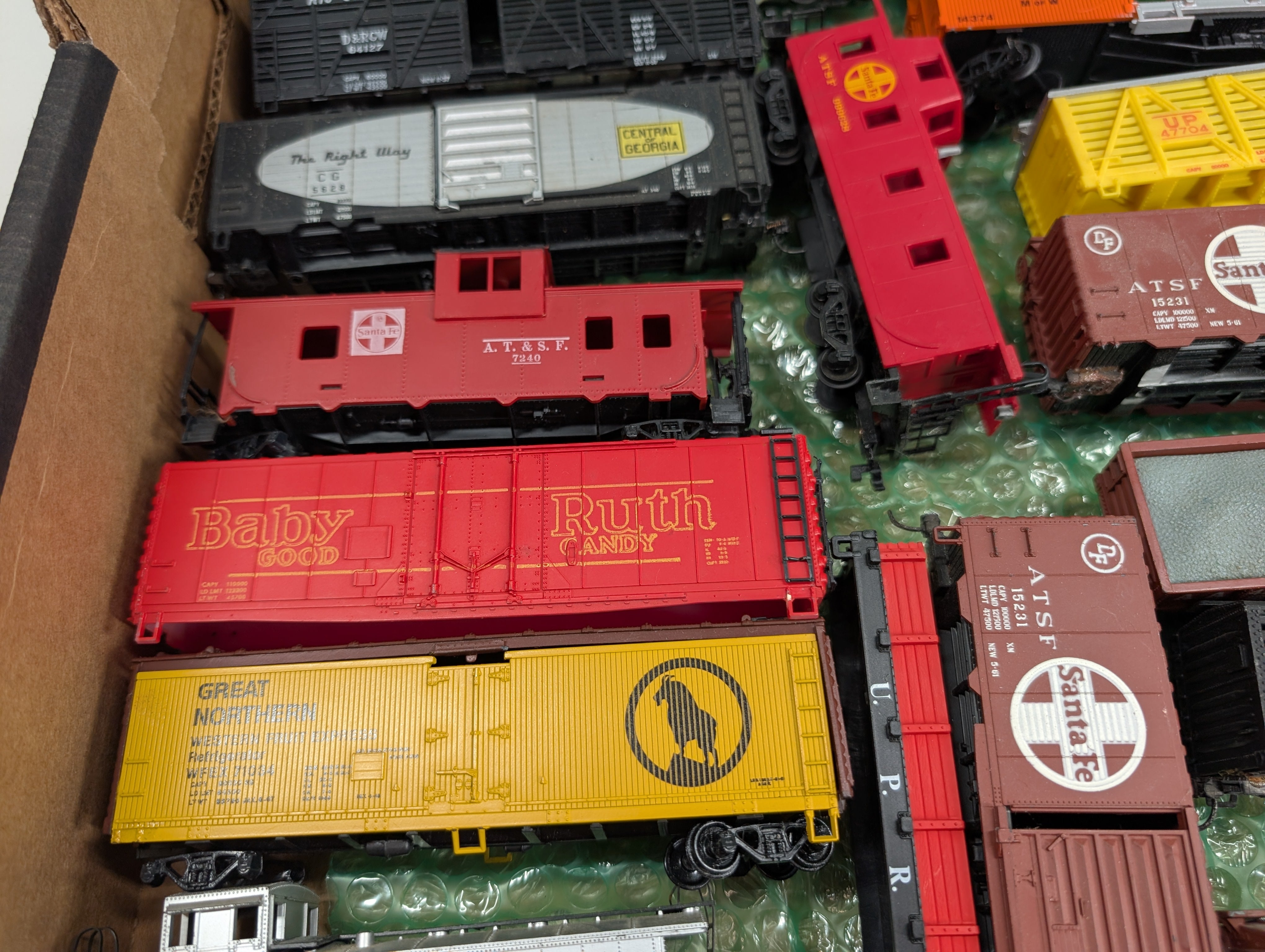 USED HO Scale Lot of for Parts/Repairs Box Cars, Hoppers and other Freight