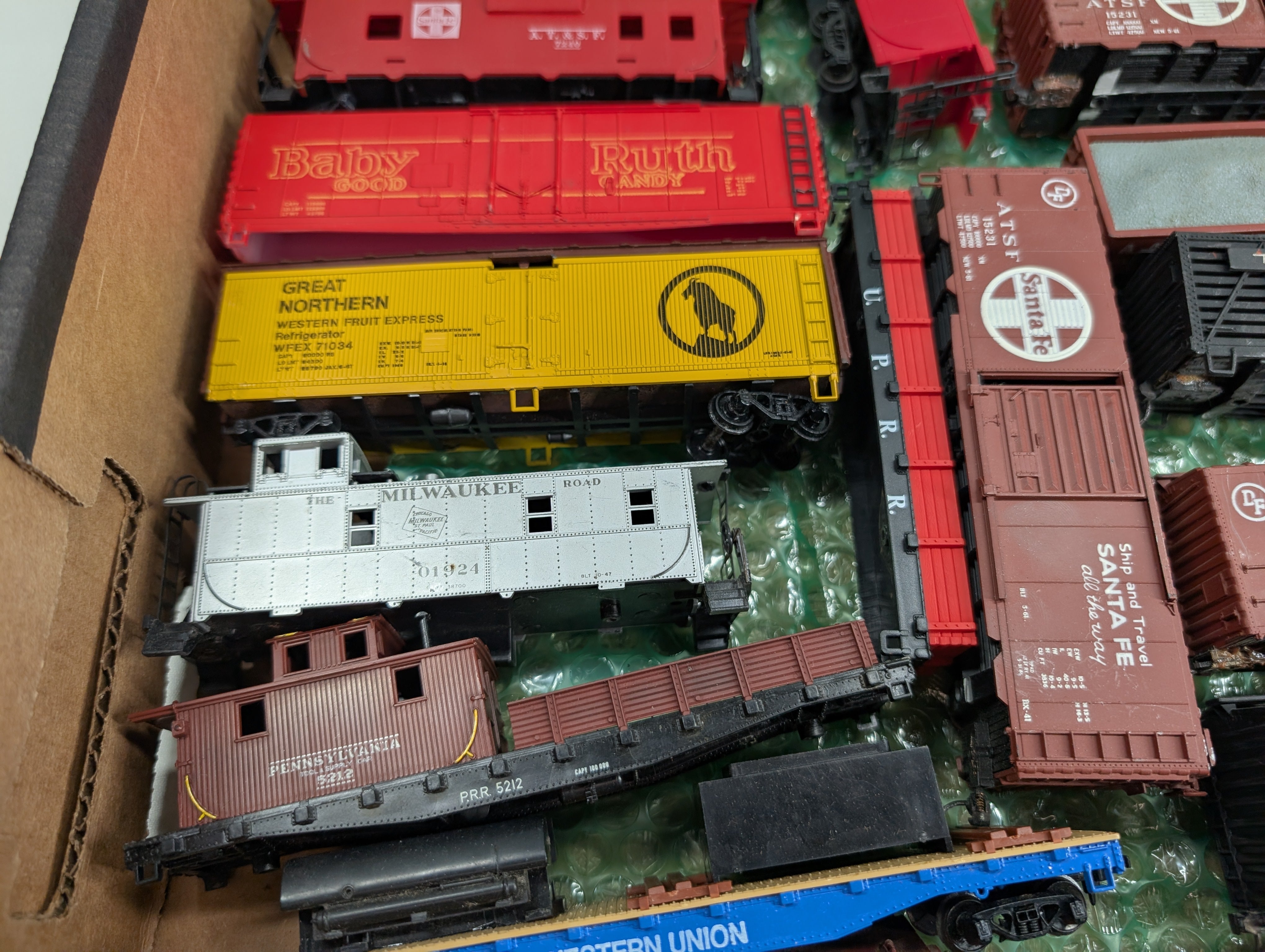 USED HO Scale Lot of for Parts/Repairs Box Cars, Hoppers and other Freight