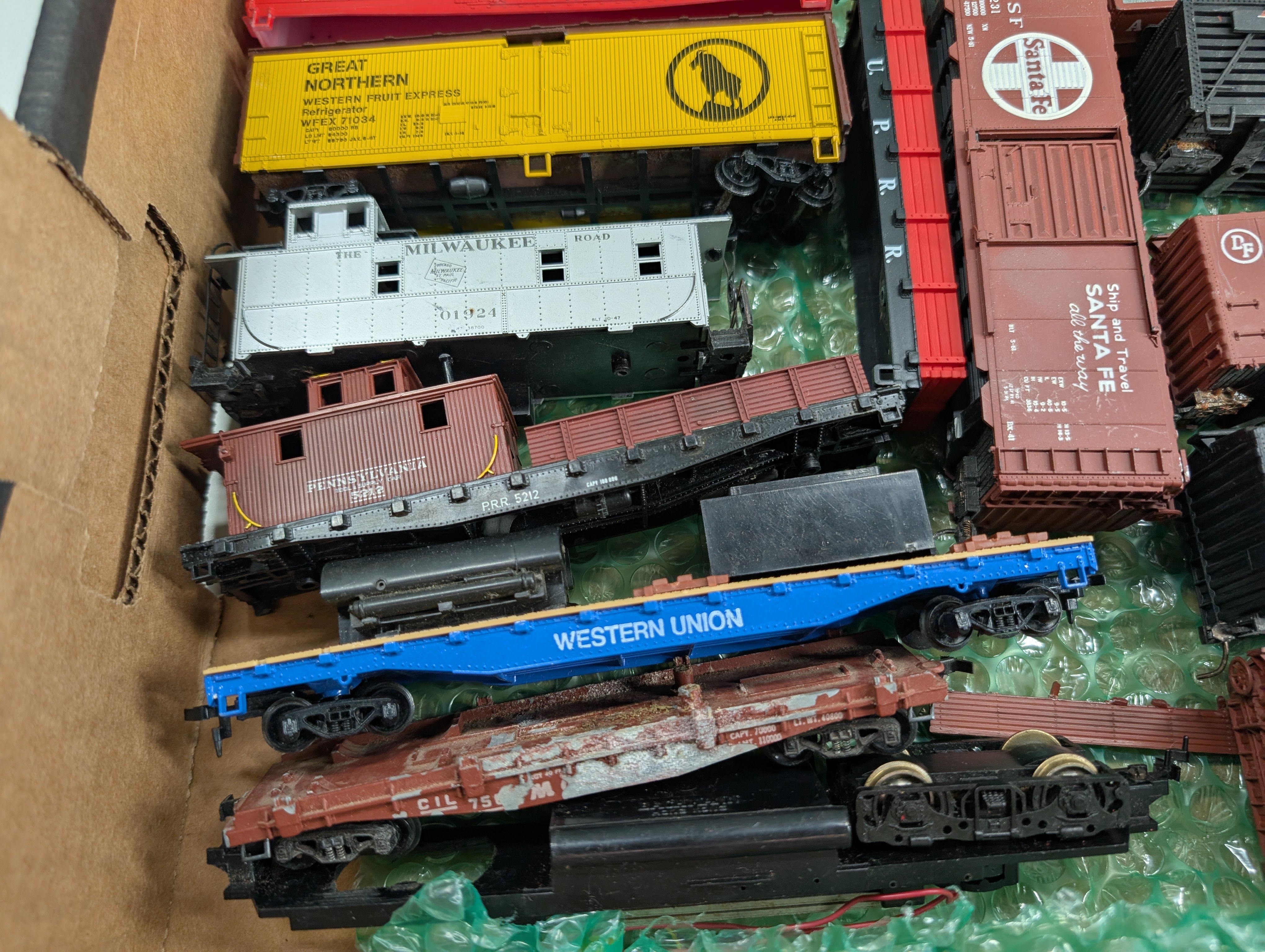 USED HO Scale Lot of for Parts/Repairs Box Cars, Hoppers and other Freight