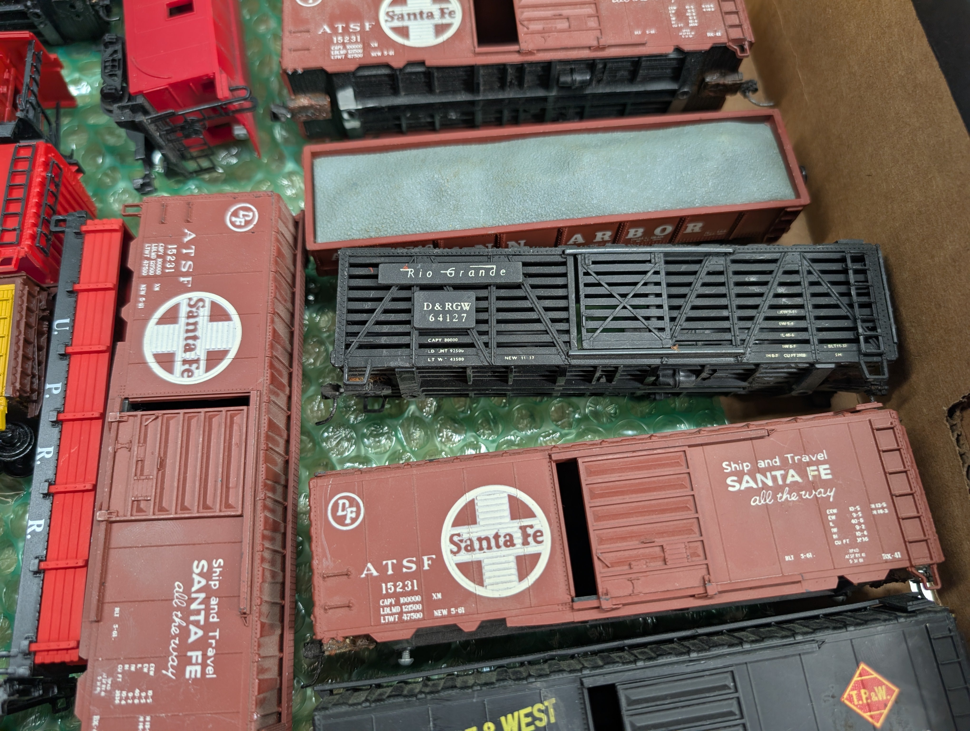 USED HO Scale Lot of for Parts/Repairs Box Cars, Hoppers and other Freight