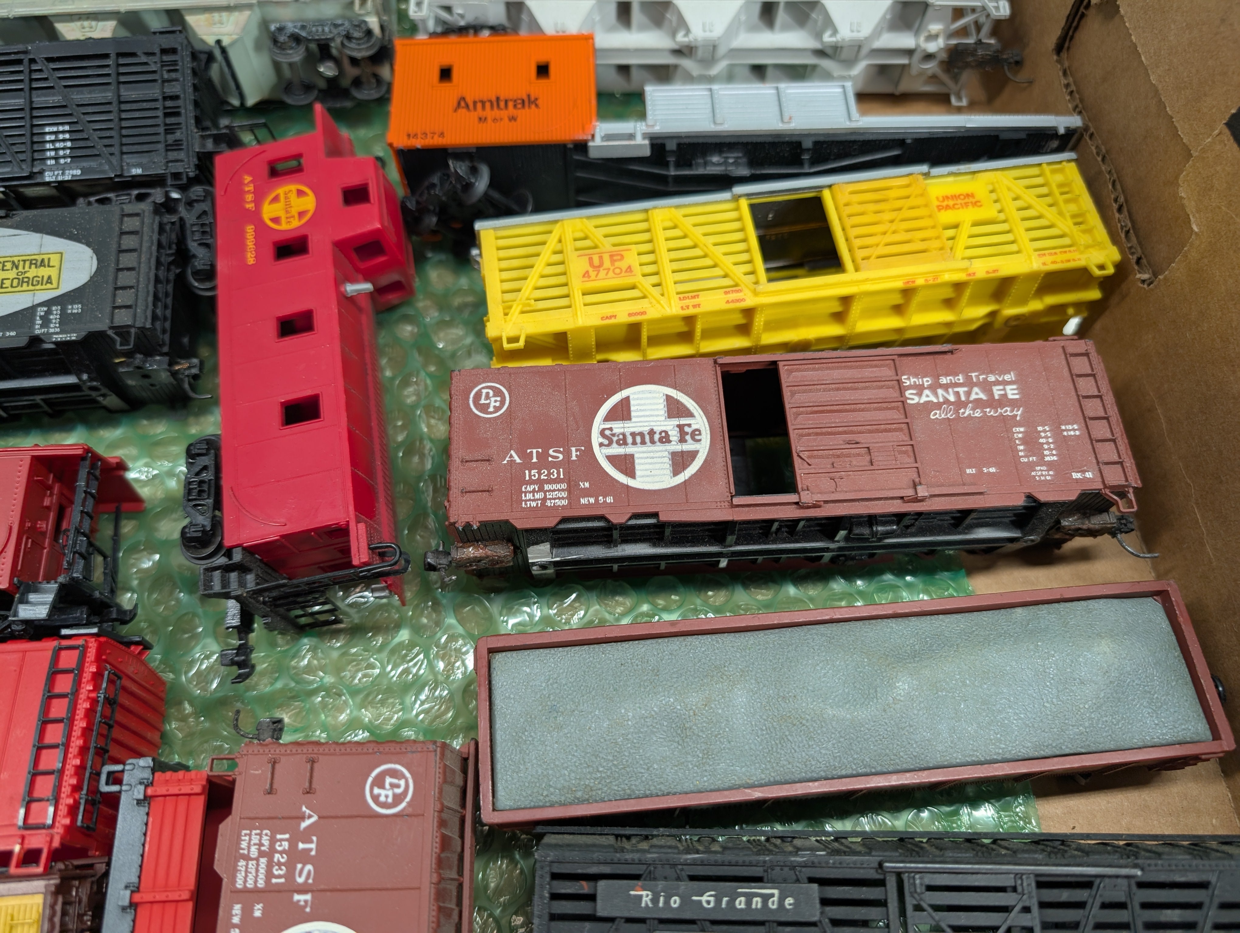 USED HO Scale Lot of for Parts/Repairs Box Cars, Hoppers and other Freight