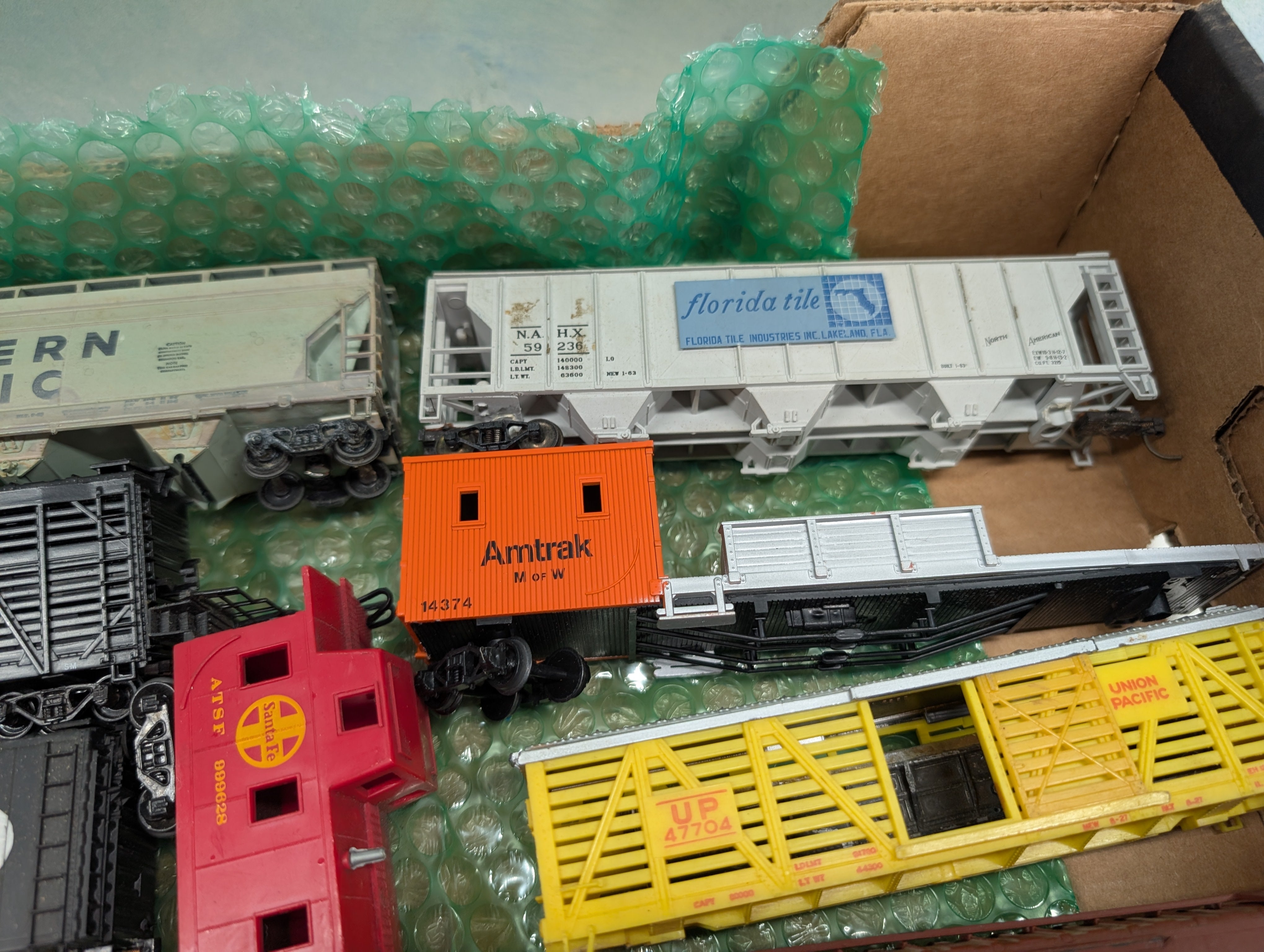 USED HO Scale Lot of for Parts/Repairs Box Cars, Hoppers and other Freight