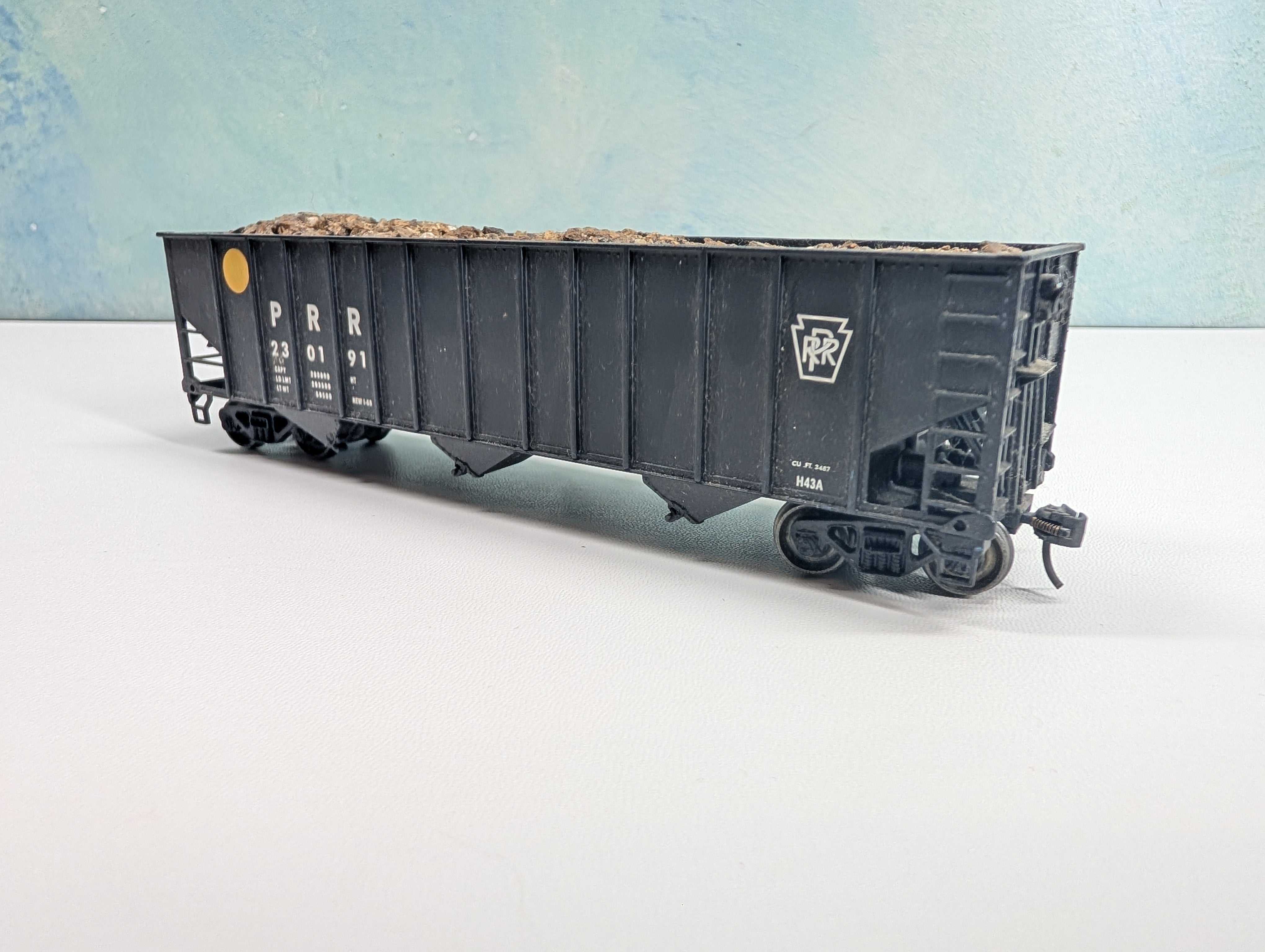USED Bachmann HO Scale 100 Ton Hopper w/ Wood Chip Load Pennsylvania PRR #230191 Metal Wheels