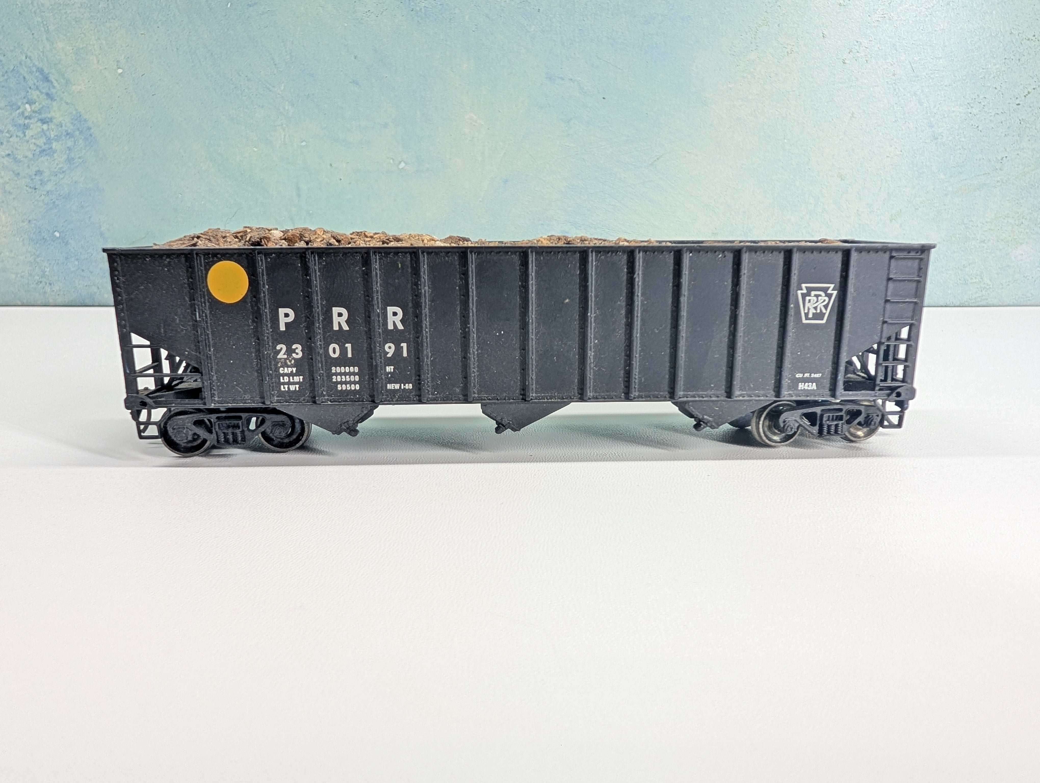 USED Bachmann HO Scale 100 Ton Hopper w/ Wood Chip Load Pennsylvania PRR #230191 Metal Wheels