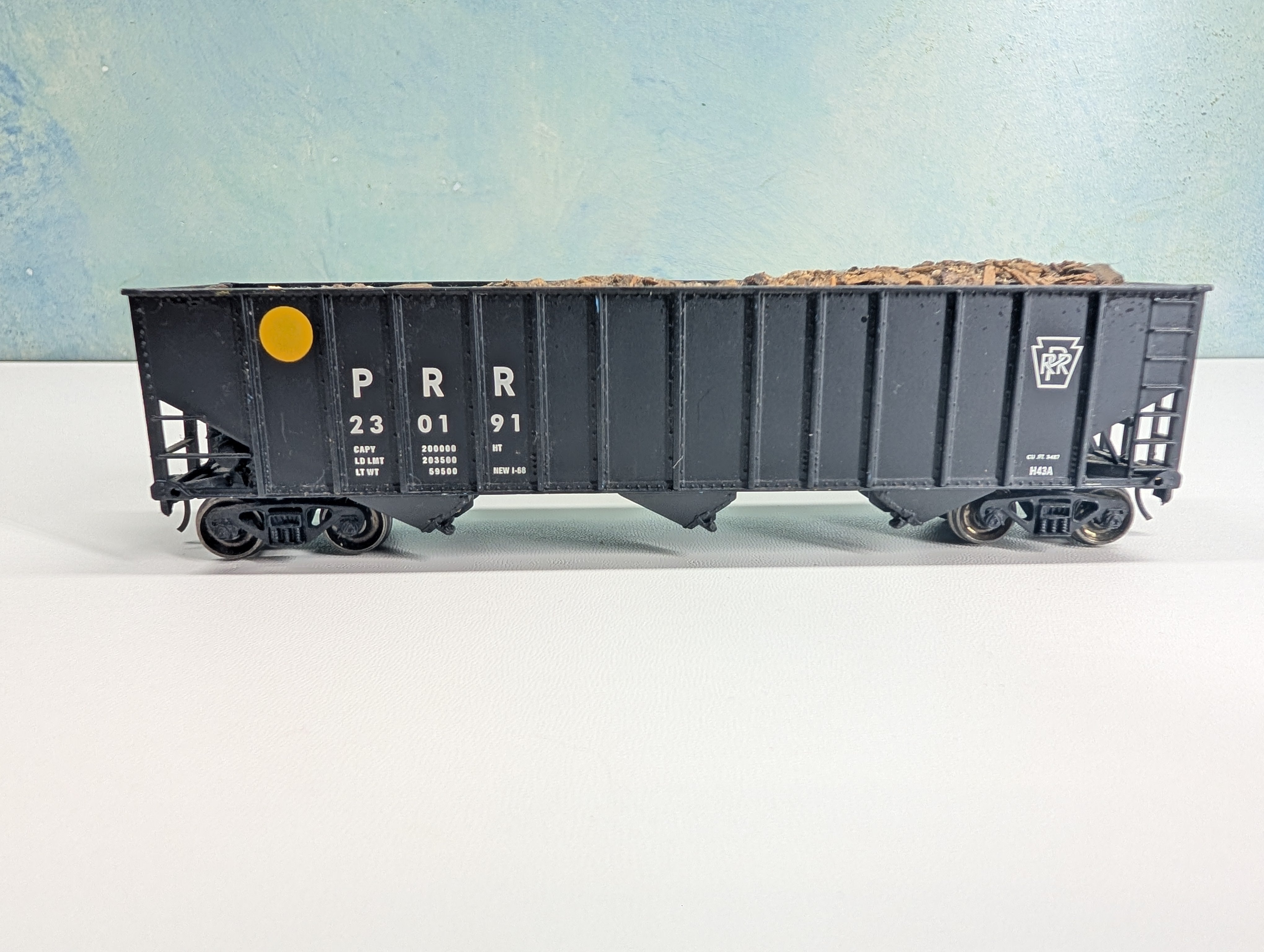 USED Bachmann HO Scale 100 Ton Hopper w/ Wood Chip Load Pennsylvania PRR #230191 Metal Wheels