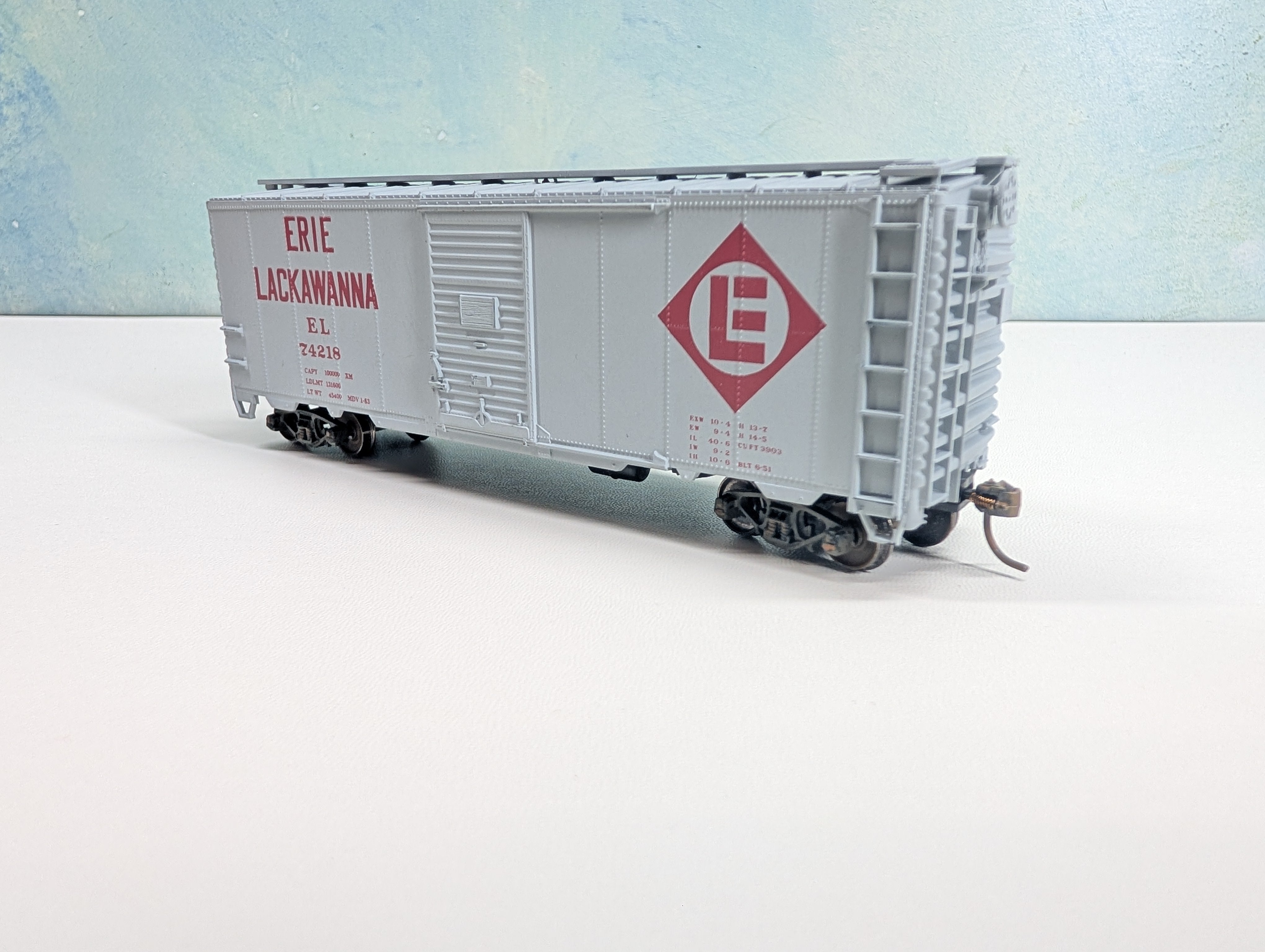 USED Accurail HO Scale 40' Box Car w/ Weathered Trucks Erie Lackawanna EL #74218 Metal Wheels