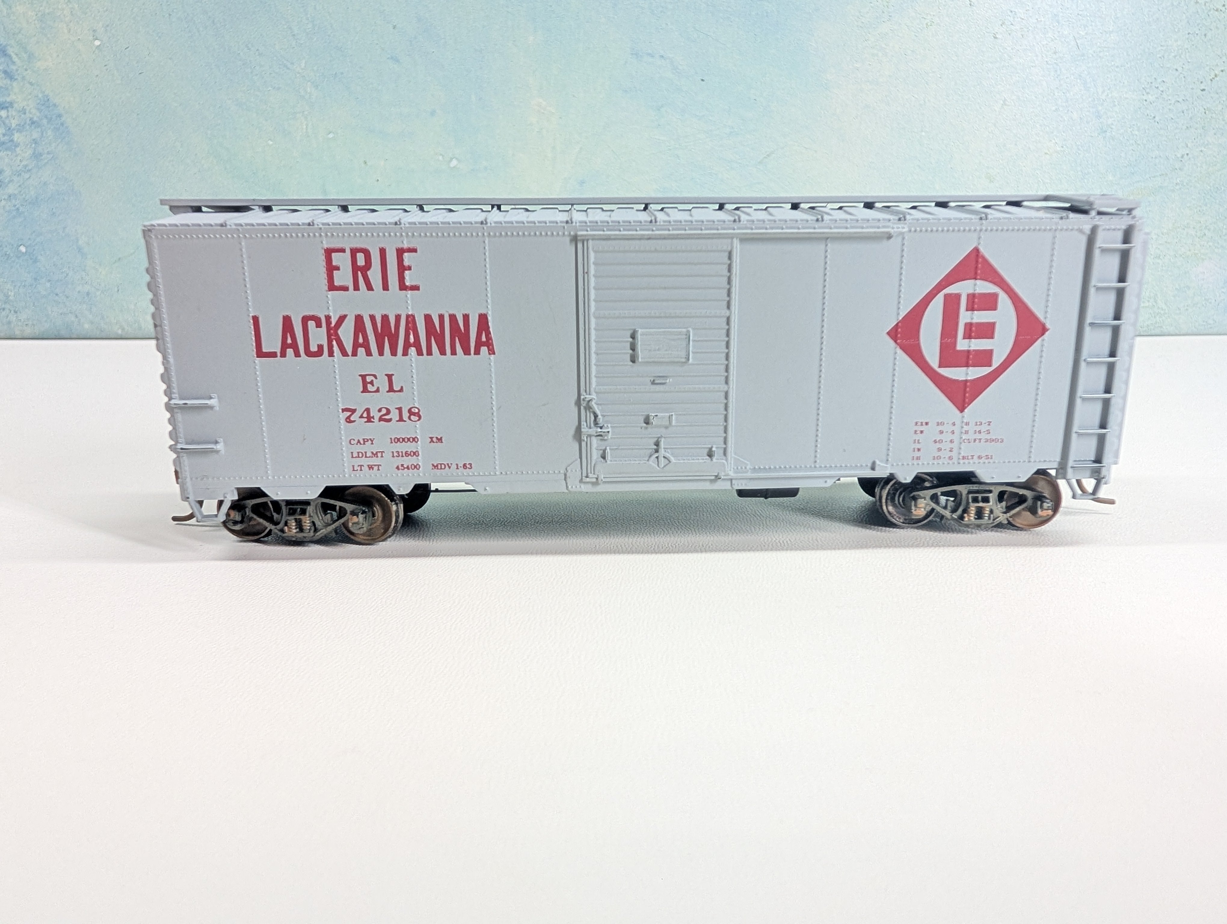 USED Accurail HO Scale 40' Box Car w/ Weathered Trucks Erie Lackawanna EL #74218 Metal Wheels