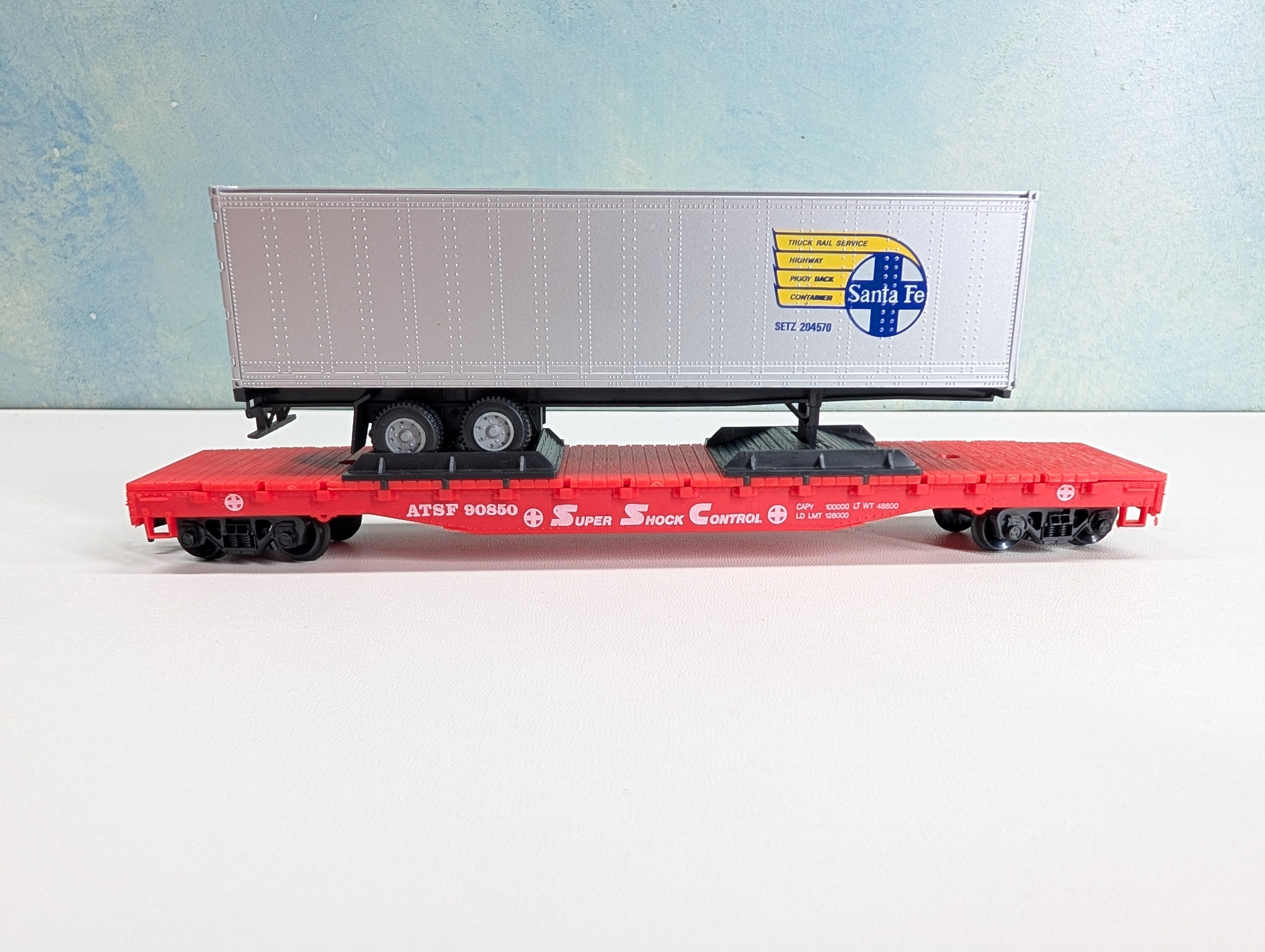 USED Model Power HO Scale 54' Flat Car w/ Trailer Santa Fe ATSF #90850