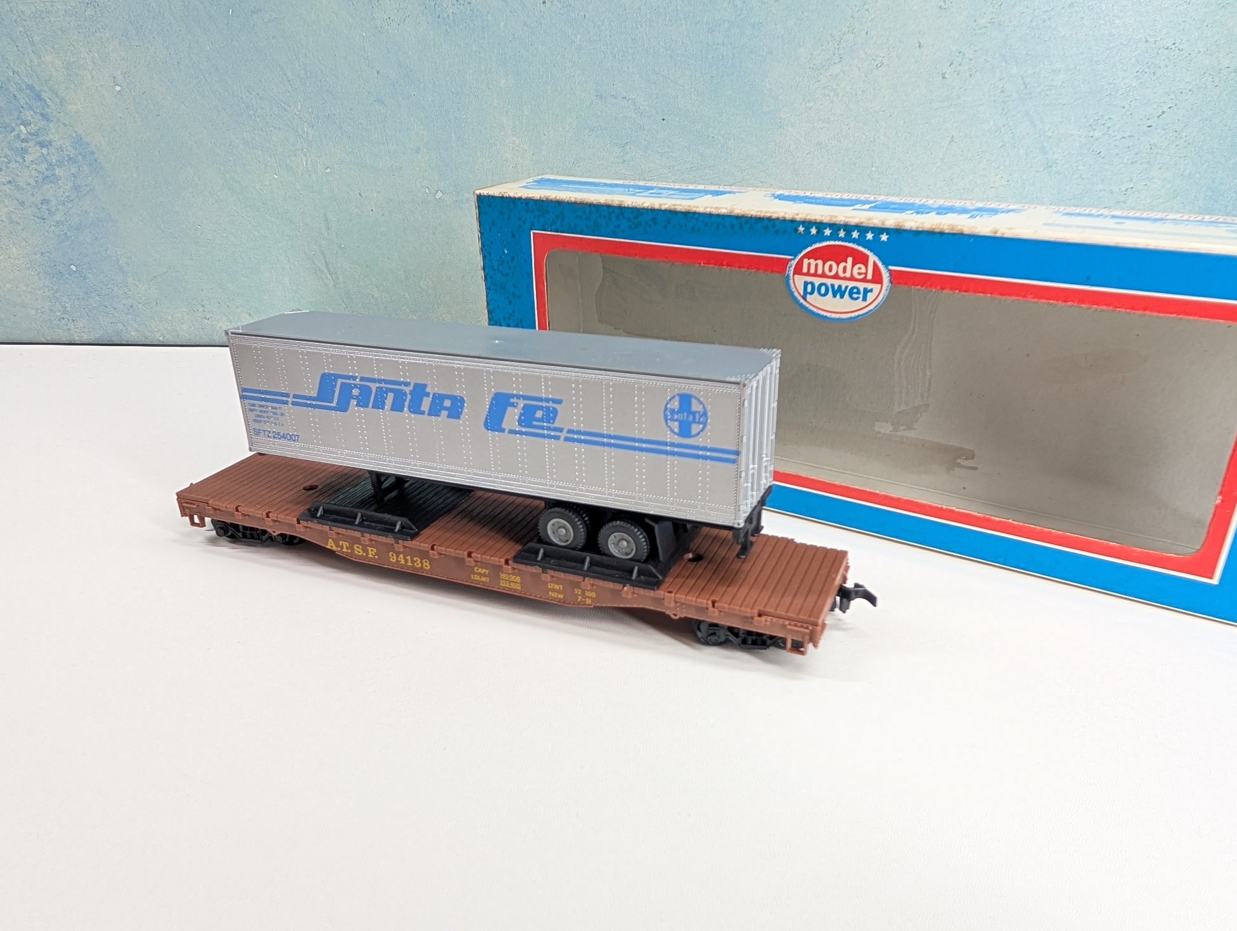 USED Model Power HO Scale 54' Flat Car w/ Trailer Santa Fe ATSF #94138