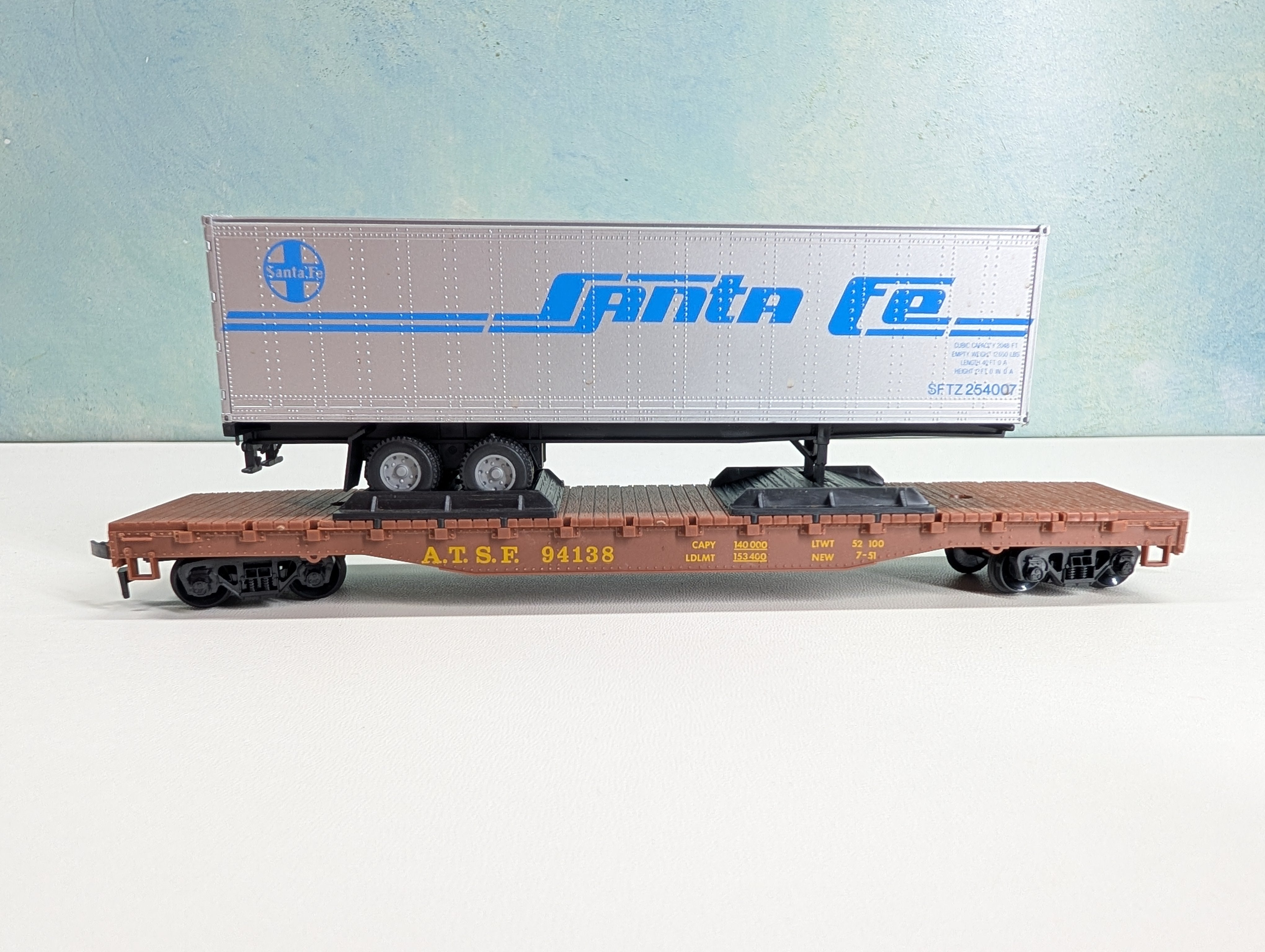 USED Model Power HO Scale 54' Flat Car w/ Trailer Santa Fe ATSF #94138