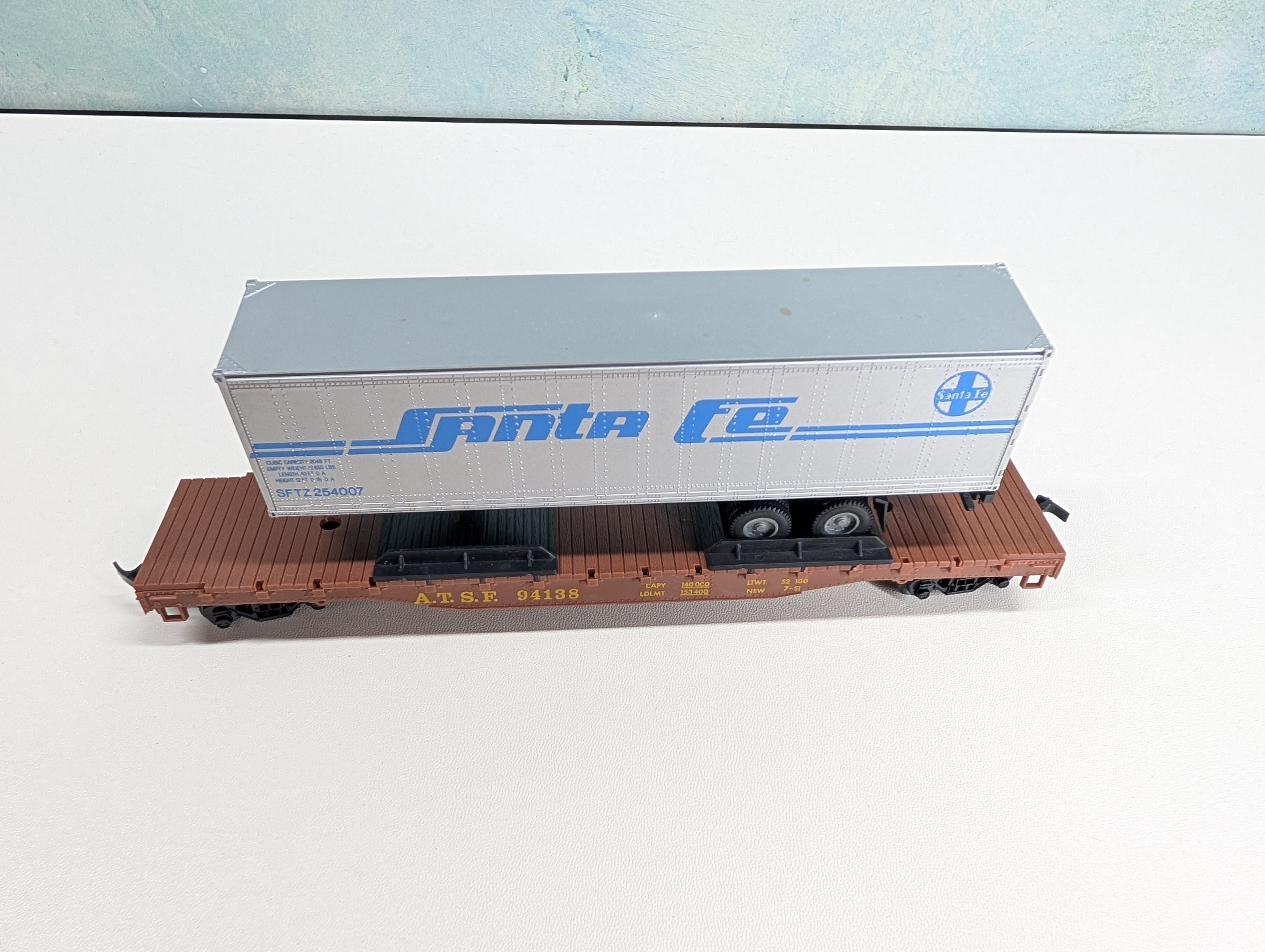 USED Model Power HO Scale 54' Flat Car w/ Trailer Santa Fe ATSF #94138