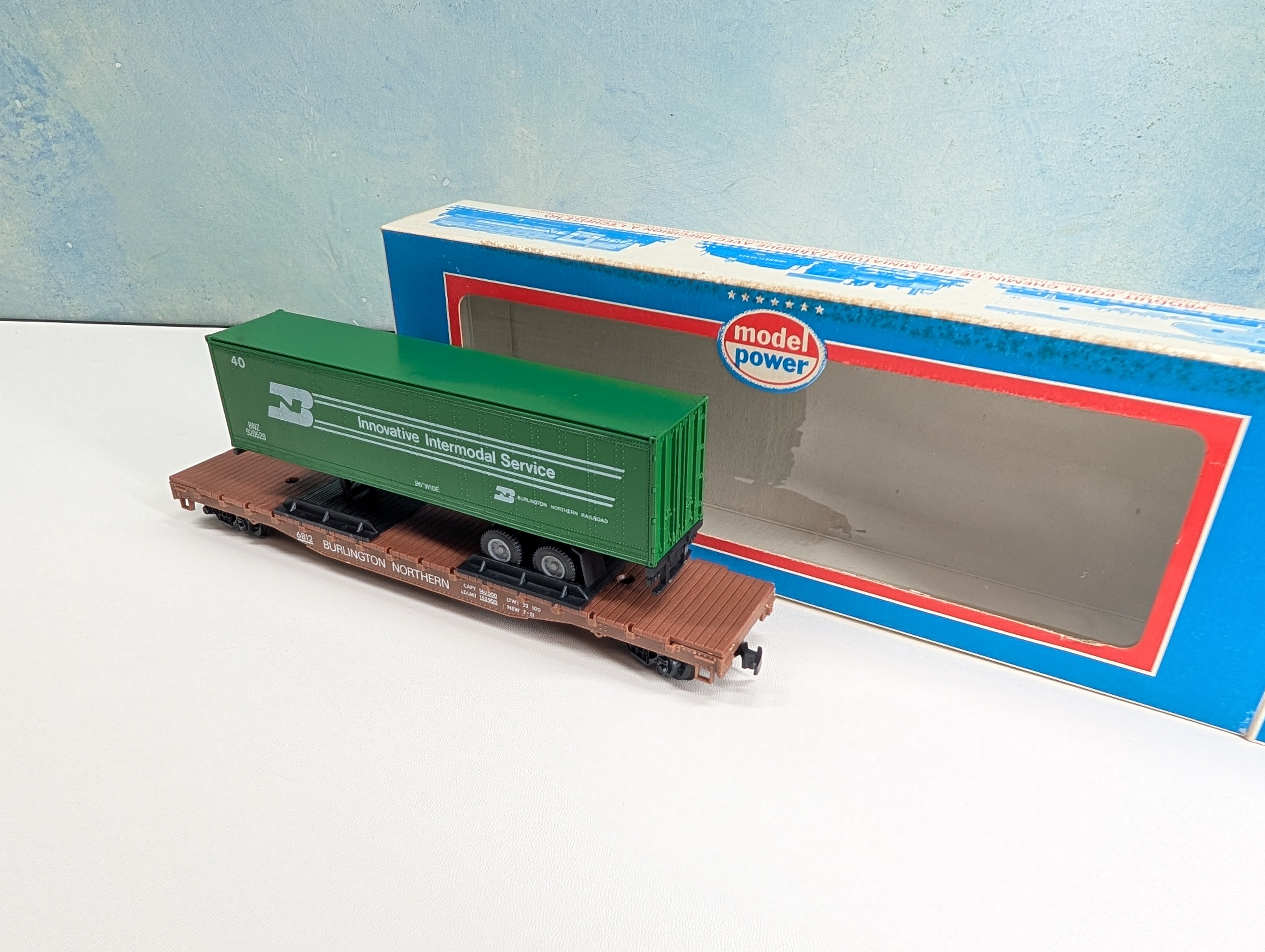 USED Model Power HO Scale 54' Flat Car w/ Trailer Burlington Northern BN #6812