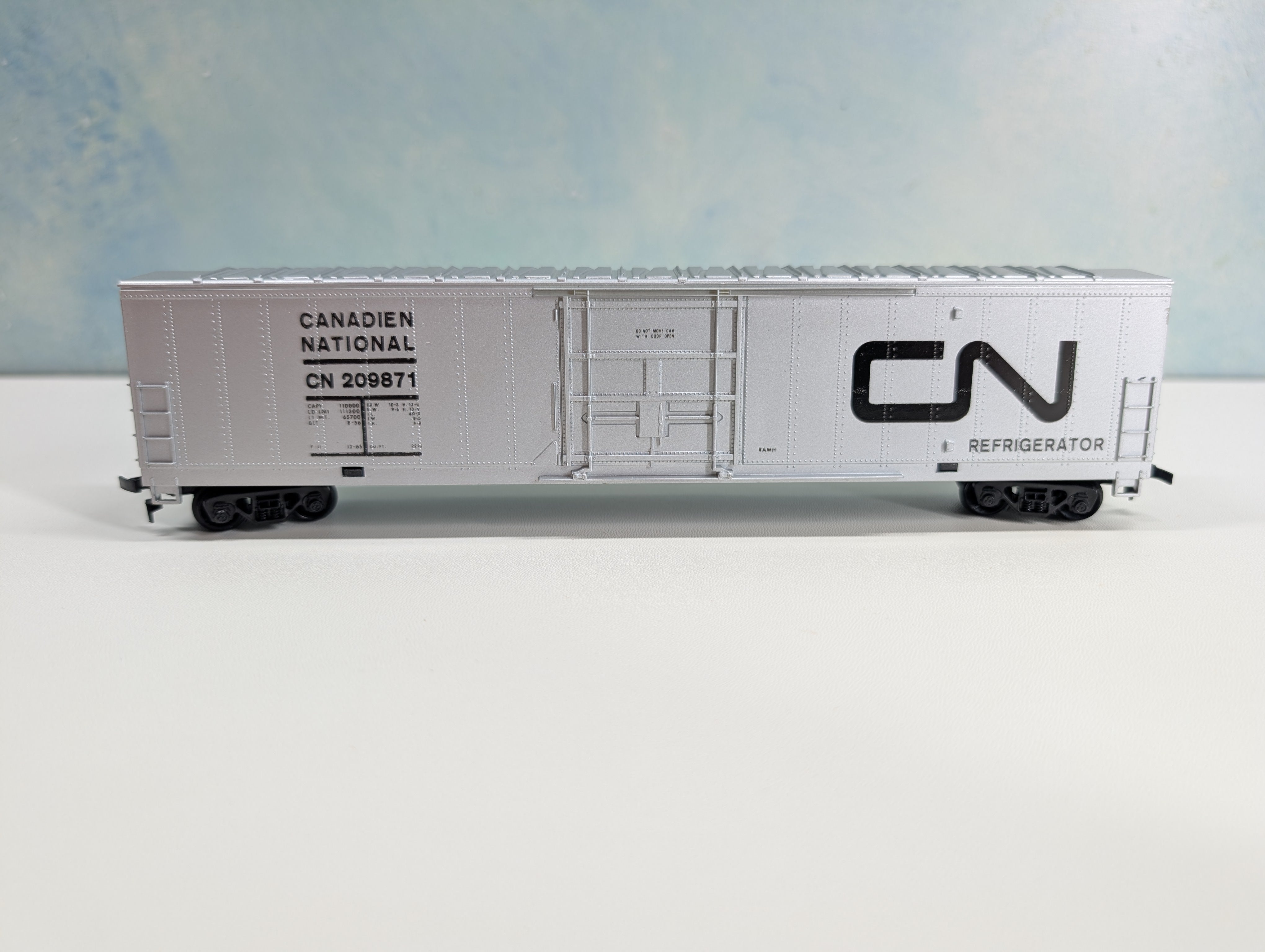 USED PEMCO HO Scale 60' Reefer Box Car Canadian National CN #209871