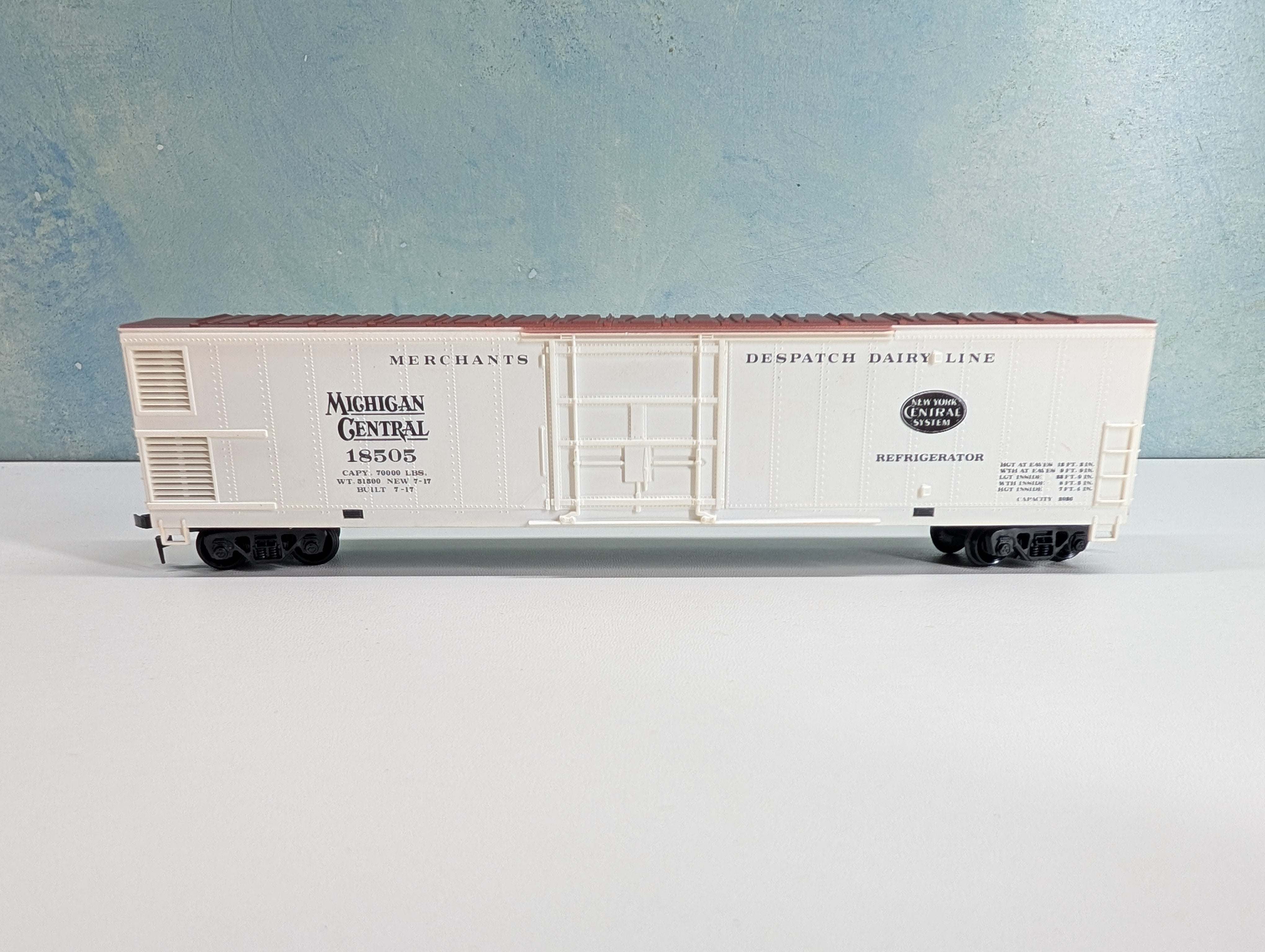 USED PEMCO HO Scale 60' Reefer Box Car Michigan Central #18505 Merchants Despatch
