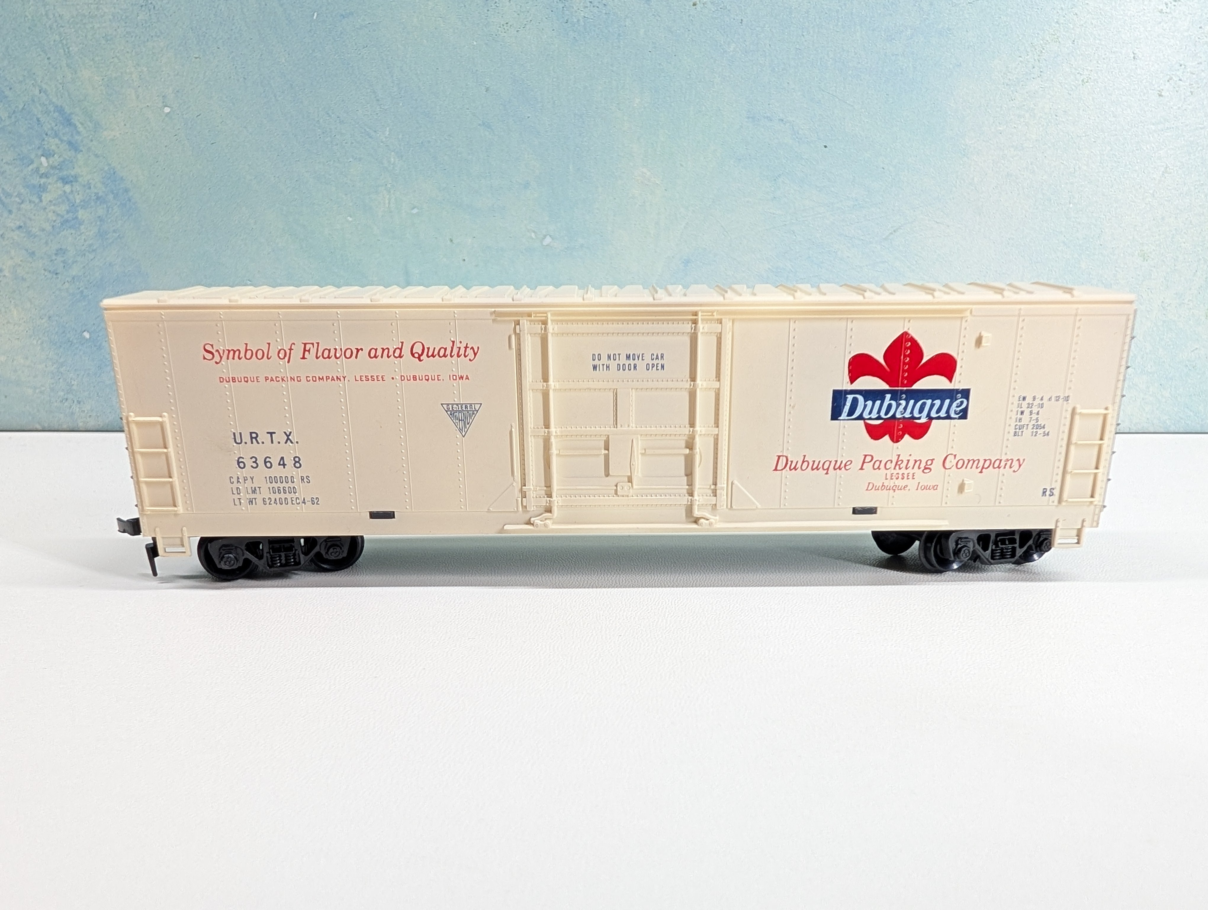 USED PEMCO HO Scale 50' Reefer Box Car Dubuque Packing Co URTX #63648