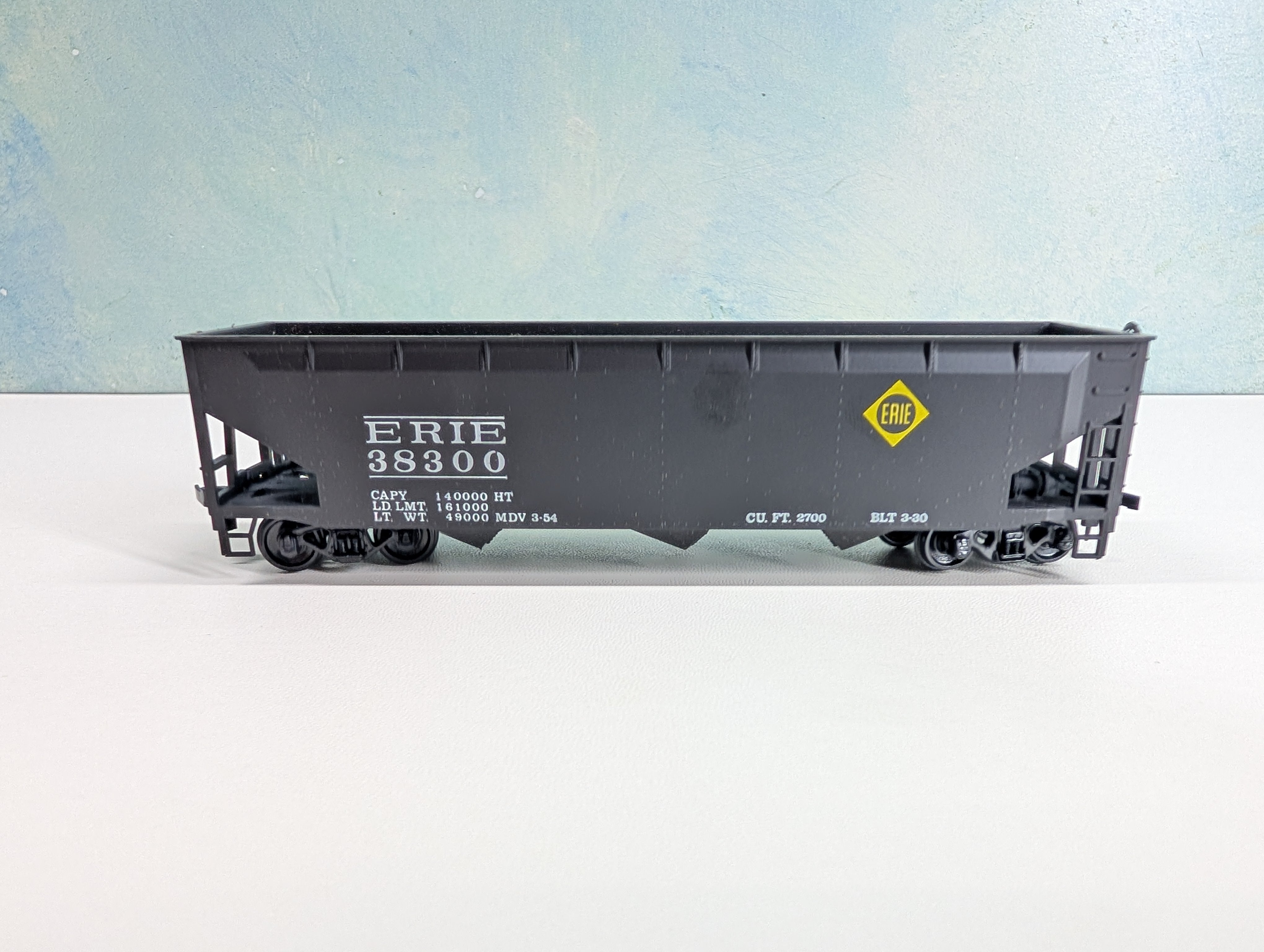 USED Roundhouse 1611 HO Scale 3-Bay Offset Hopper Erie #38300