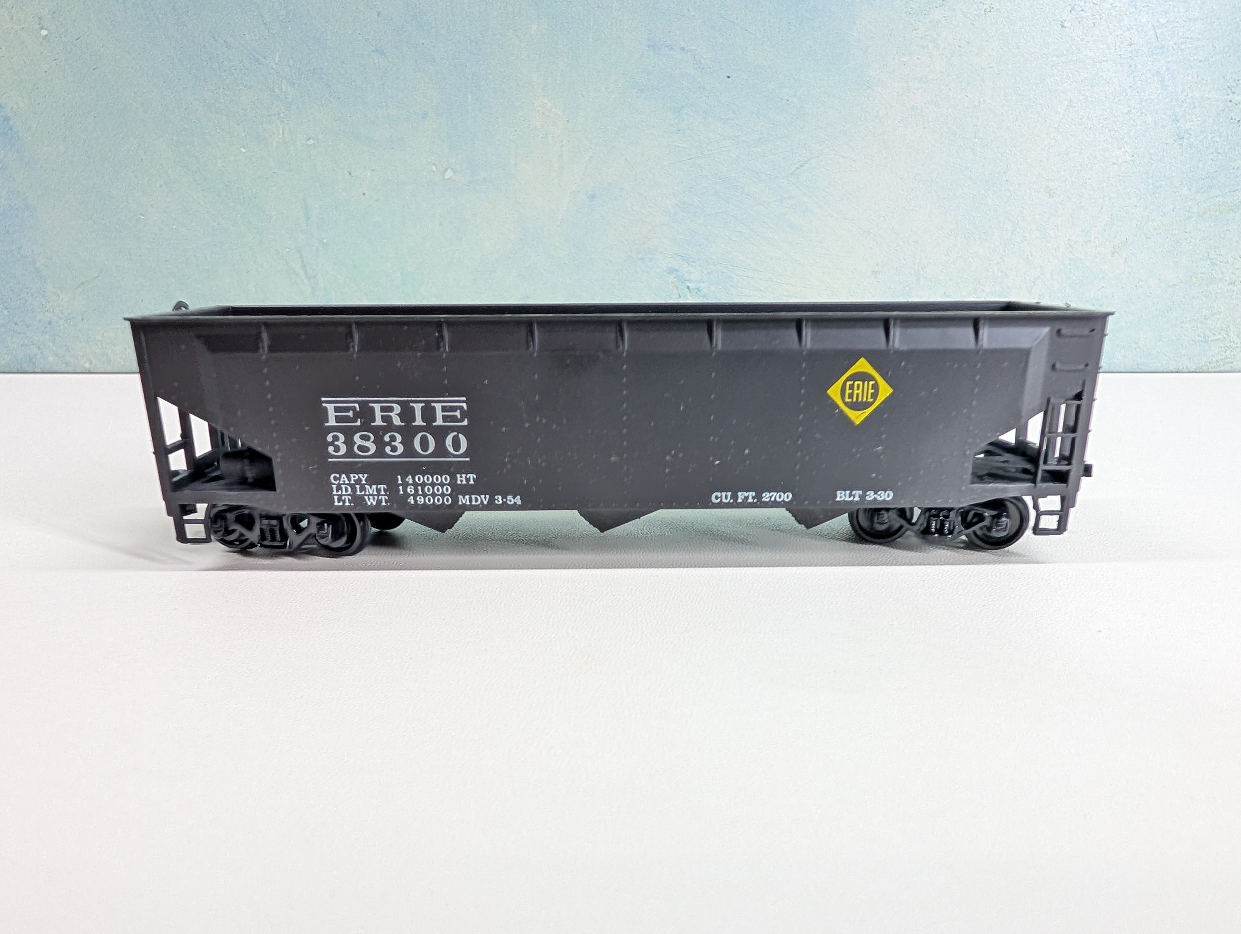 USED Roundhouse 1611 HO Scale 3-Bay Offset Hopper Erie #38300