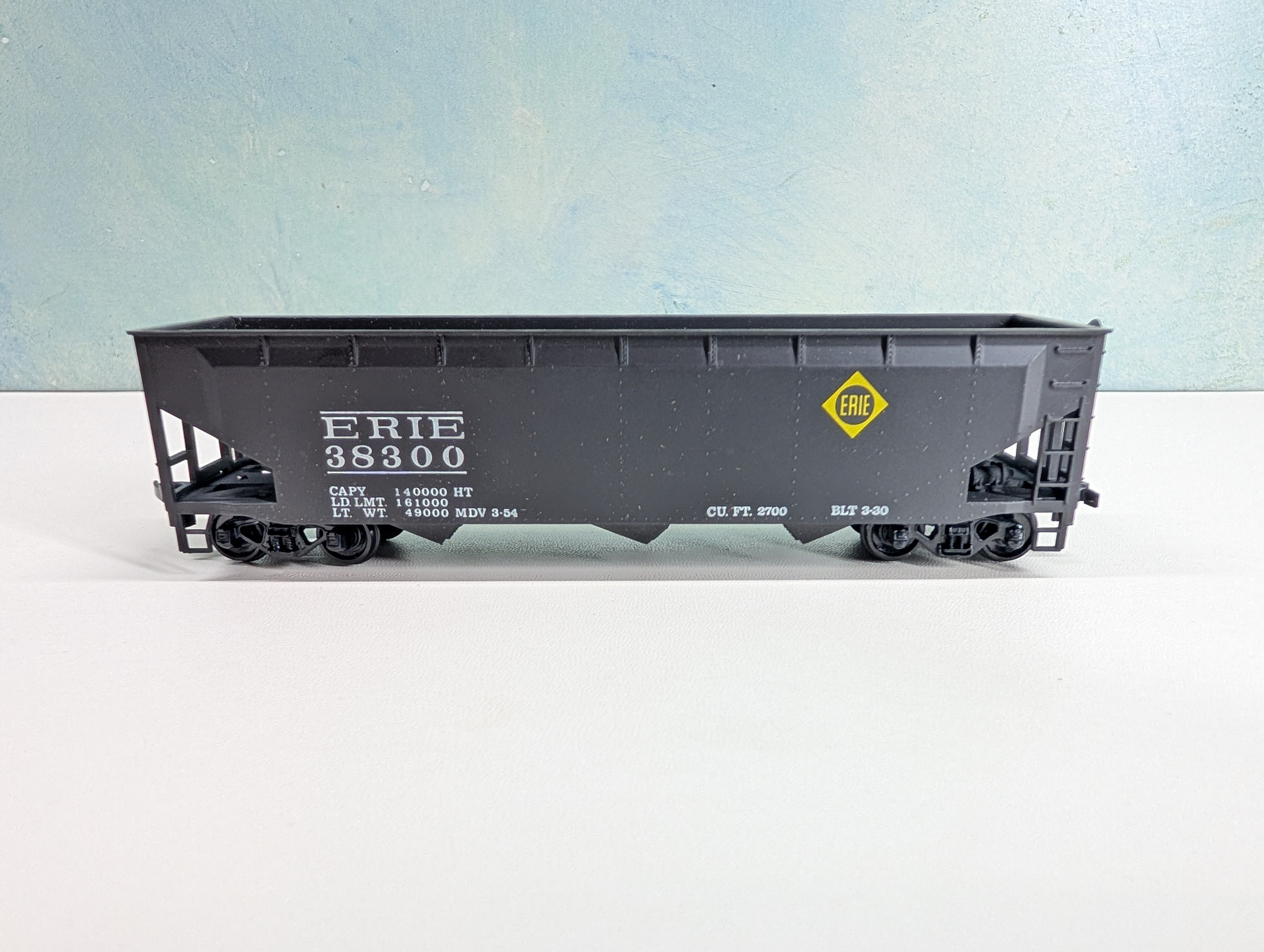 USED Roundhouse 1611 HO Scale 3-Bay Offset Hopper Erie #38300