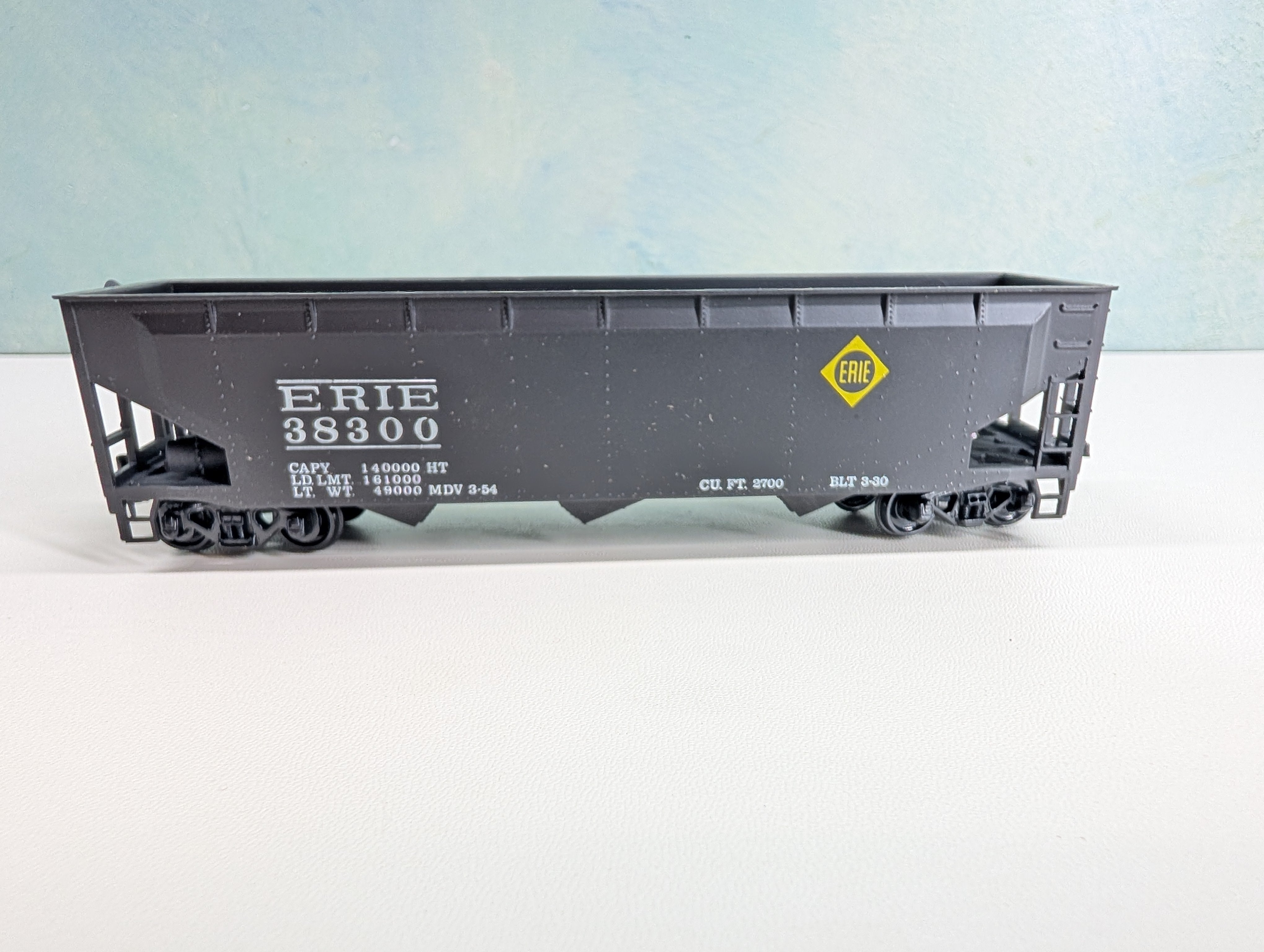 USED Roundhouse 1611 HO Scale 3-Bay Offset Hopper Erie #38300
