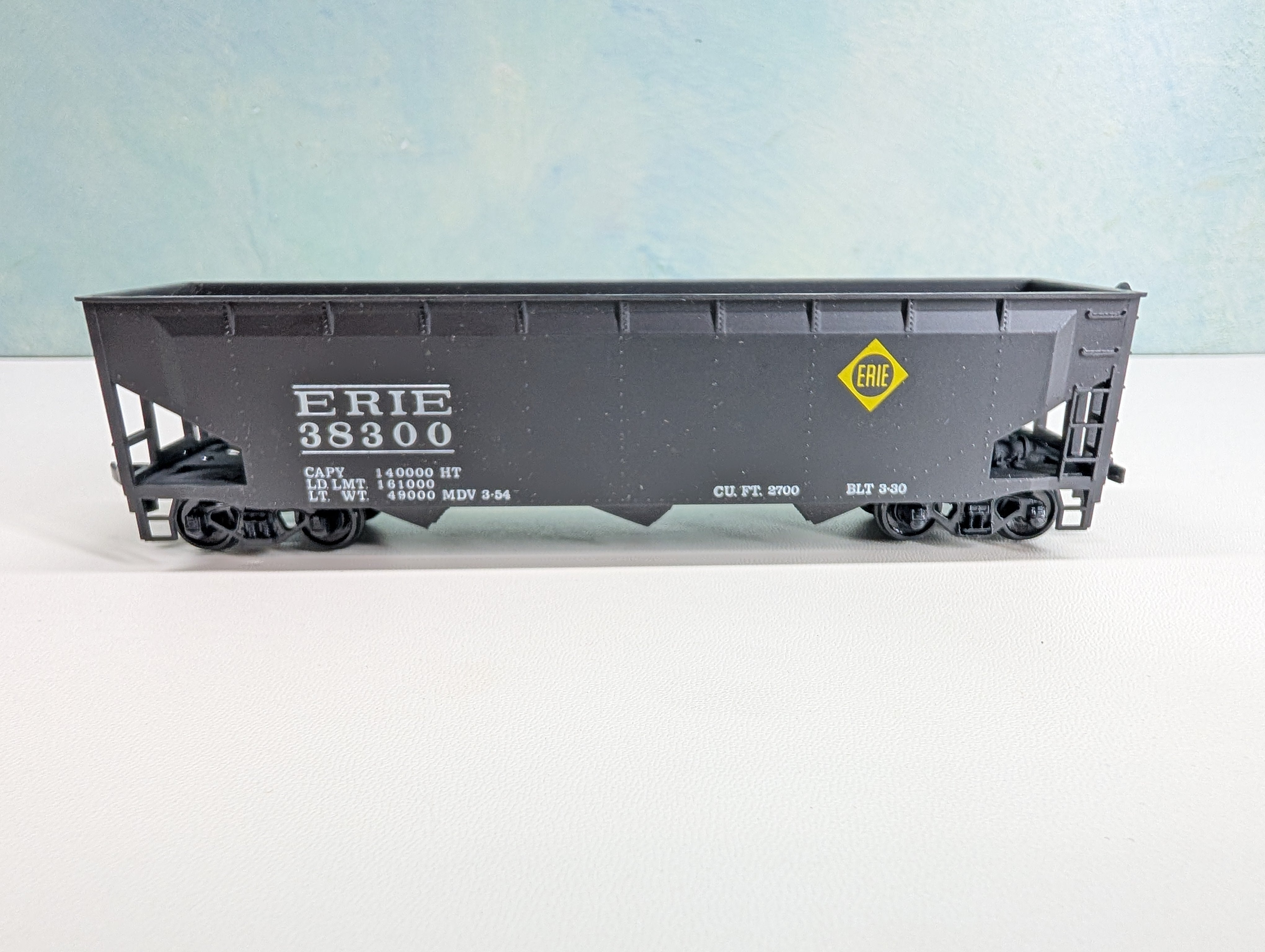 USED Roundhouse 1611 HO Scale 3-Bay Offset Hopper Erie #38300