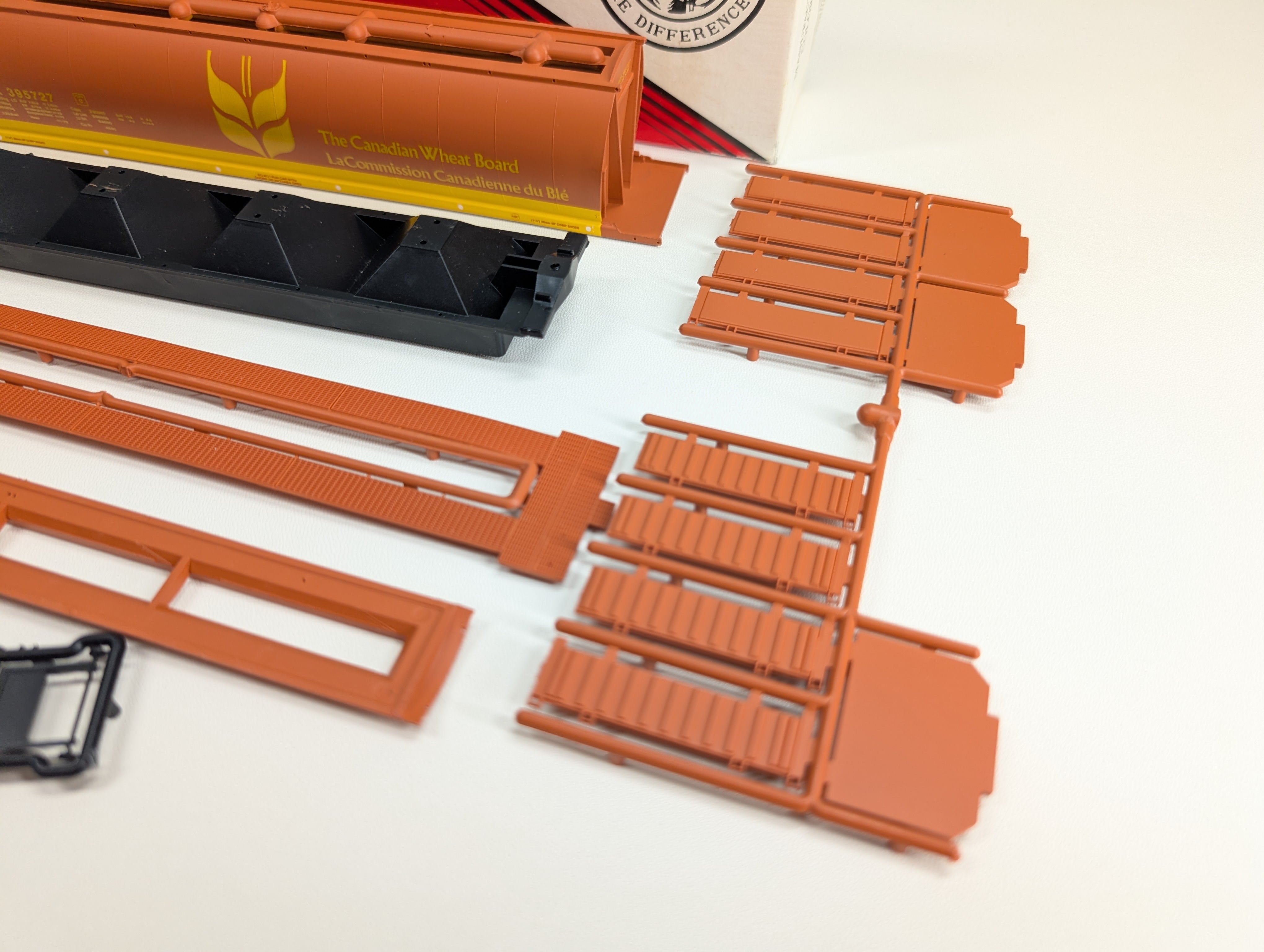 USED Intermountain CNWX-10 HO Scale Cylindrical Grain 4-Bay Covered Hopper Canadian Wheat Board CNWX #395727