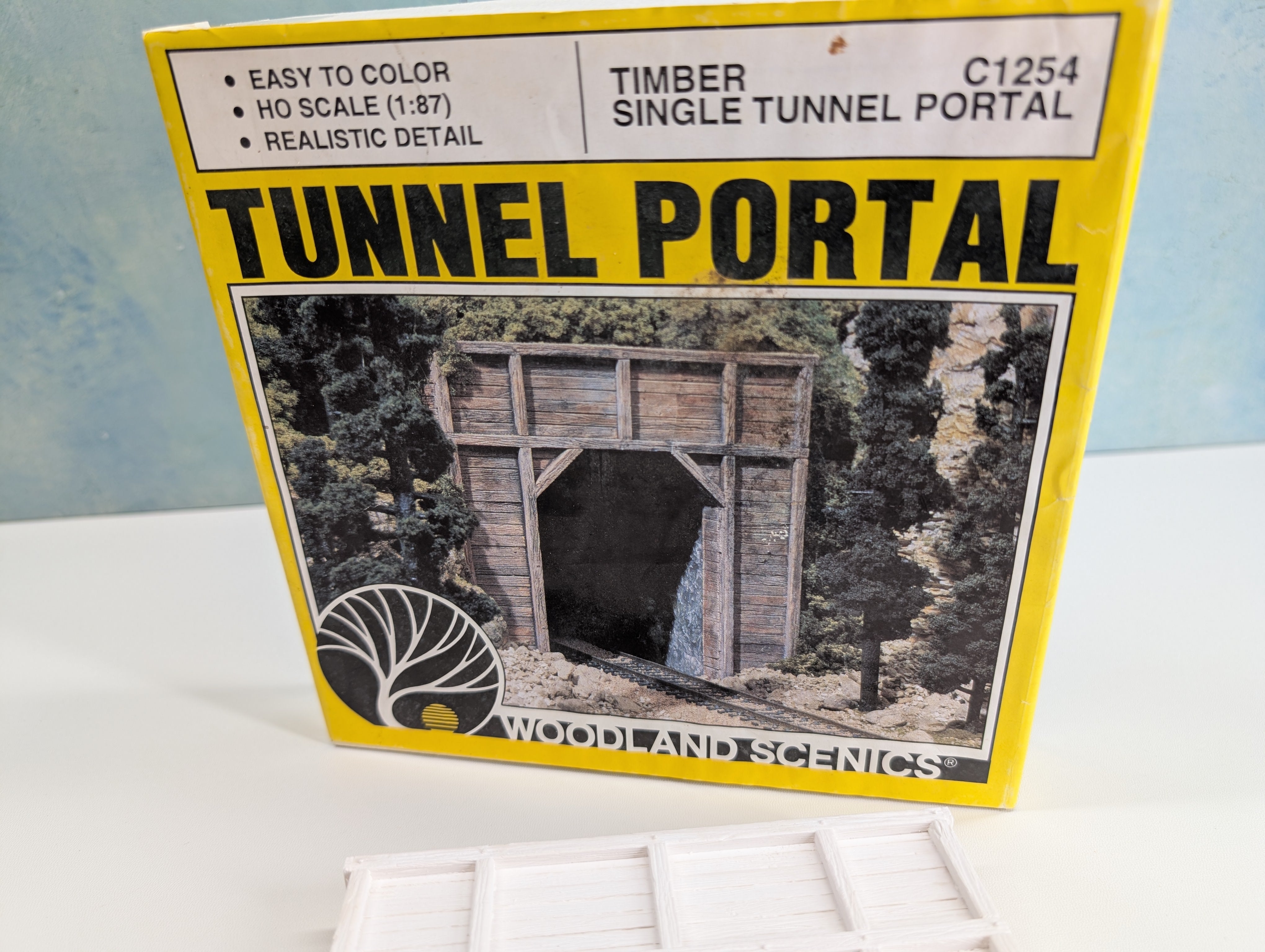 USED Woodland Scenics C1254 HO Scale Timber Single Tunnel Portal, Concrete