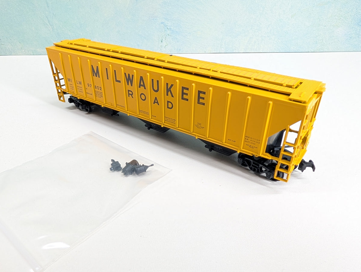 USED Athearn 5306 HO Scale 3-Bay Covered Hopper Milwaukee Road MILW #97802