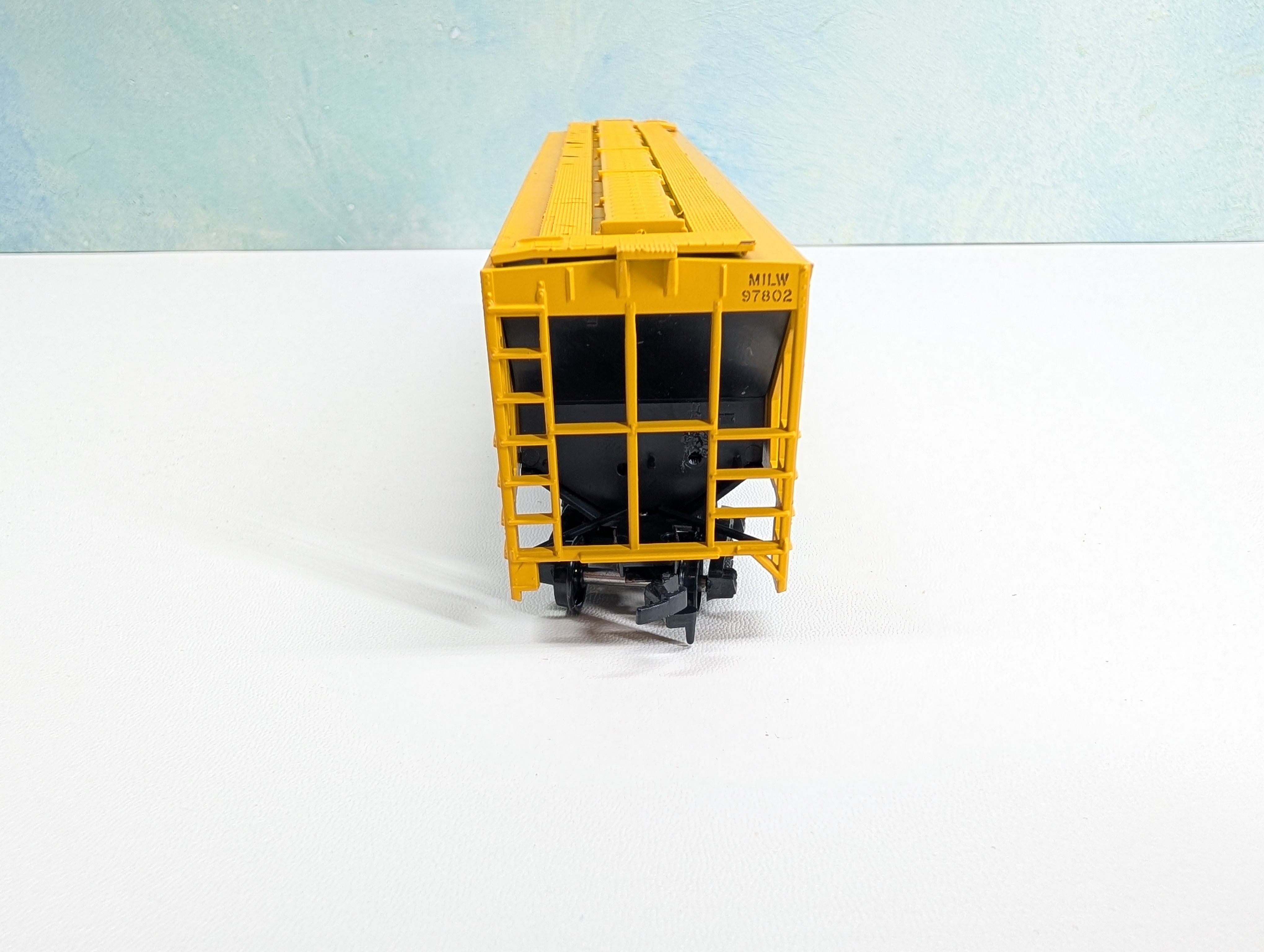 USED Athearn 5306 HO Scale 3-Bay Covered Hopper Milwaukee Road MILW #97802