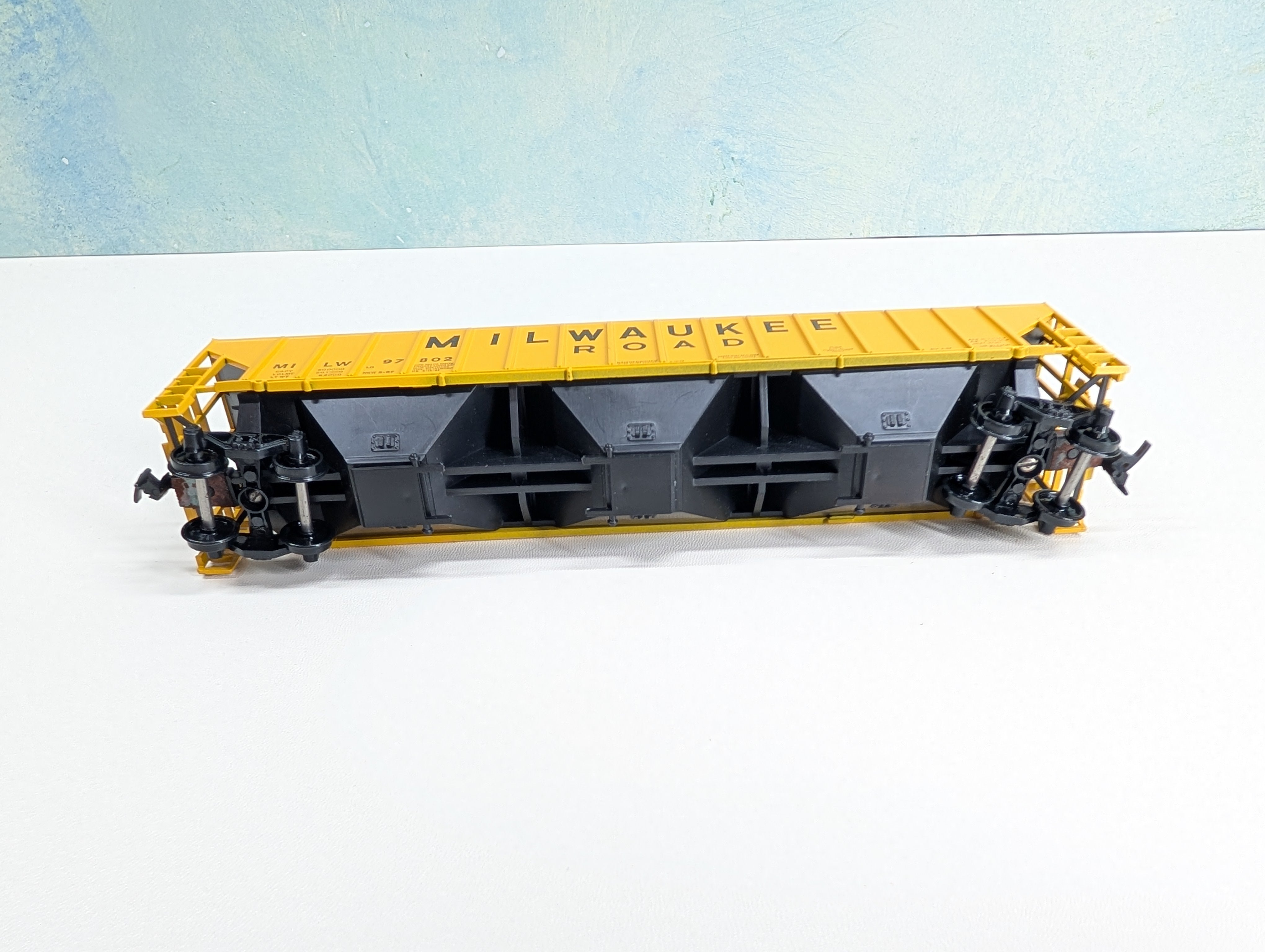 USED Athearn 5306 HO Scale 3-Bay Covered Hopper Milwaukee Road MILW #97802
