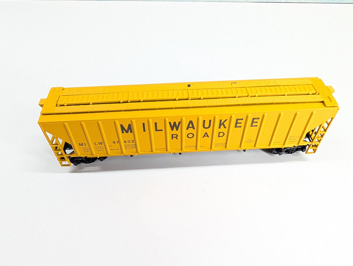 USED Athearn 5306 HO Scale 3-Bay Covered Hopper Milwaukee Road MILW #97802