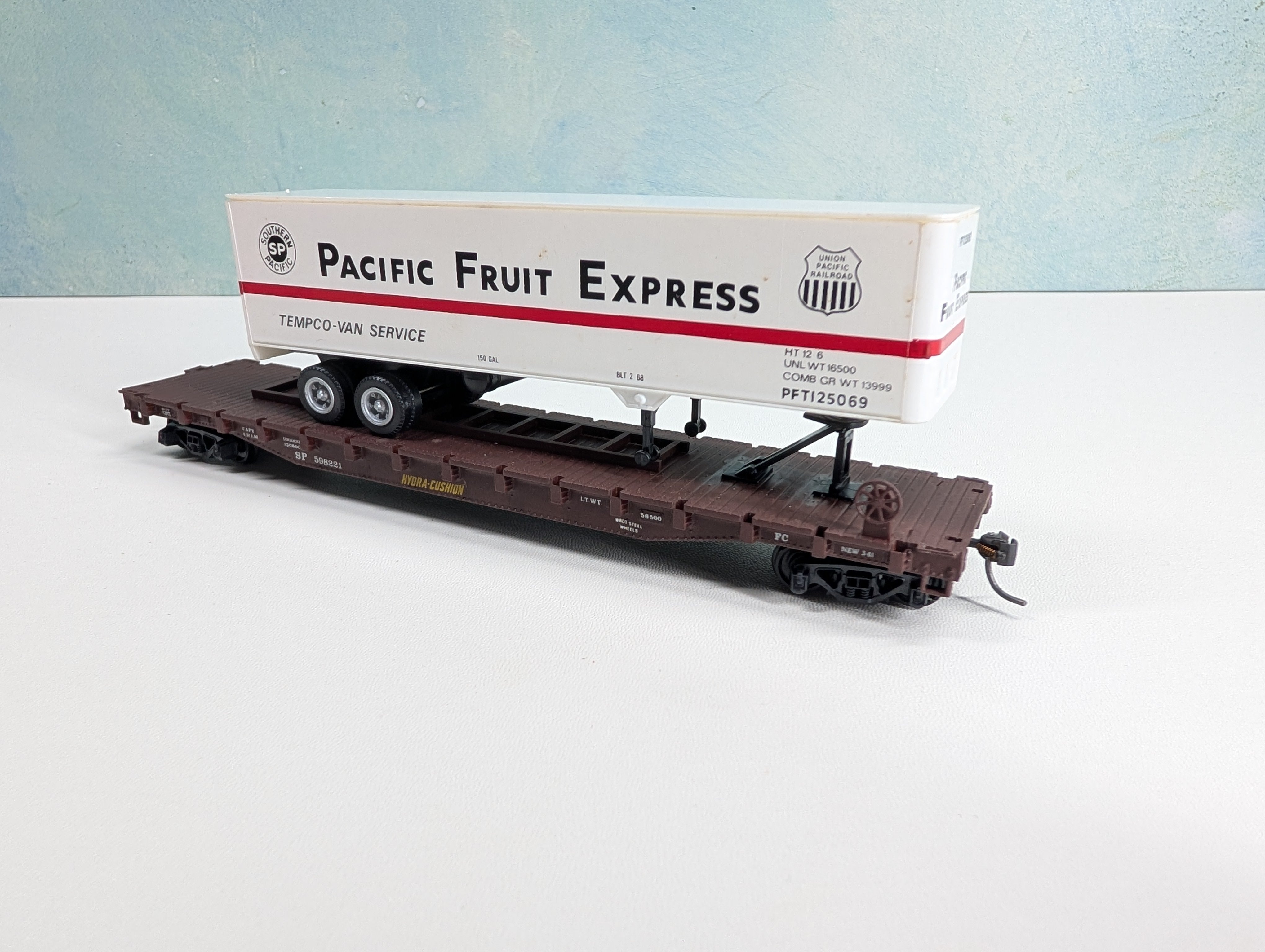 USED Con-Cor HO Scale 54' Flat Car w/ Trailer Pacific Fruit Express SP #598221