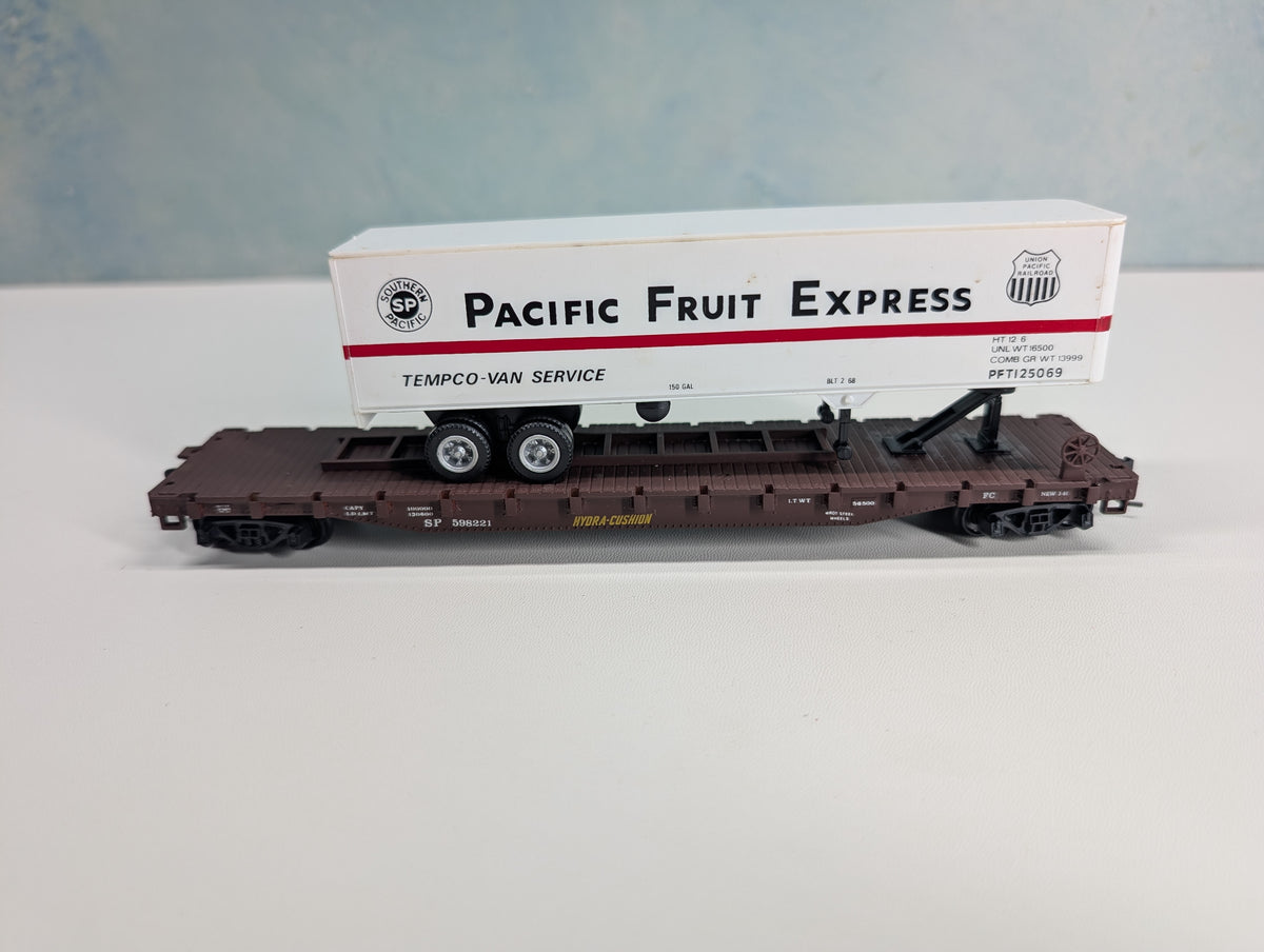 USED Con-Cor HO Scale 54' Flat Car w/ Trailer Pacific Fruit Express SP #598221