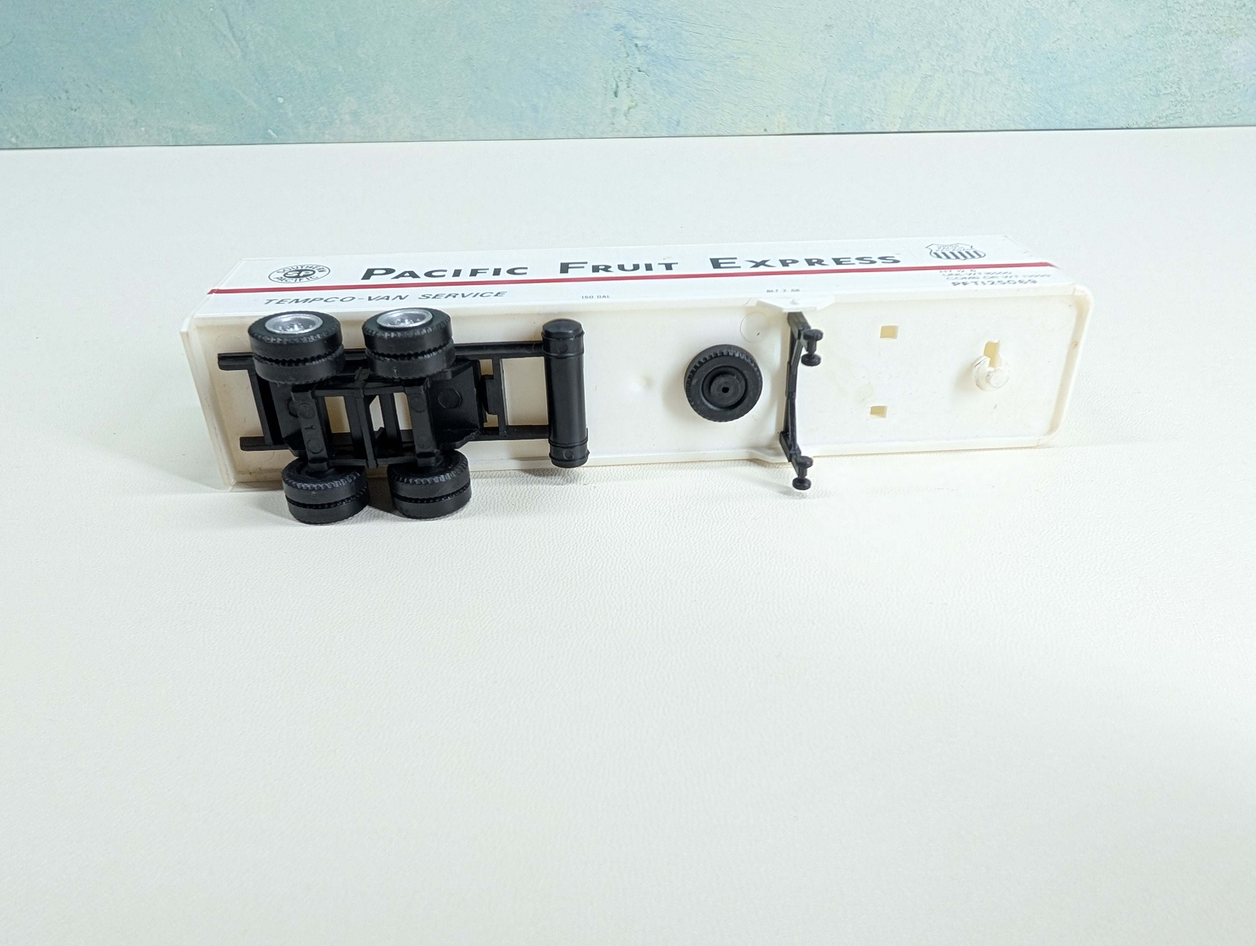 USED Con-Cor HO Scale 54' Flat Car w/ Trailer Pacific Fruit Express SP #598221