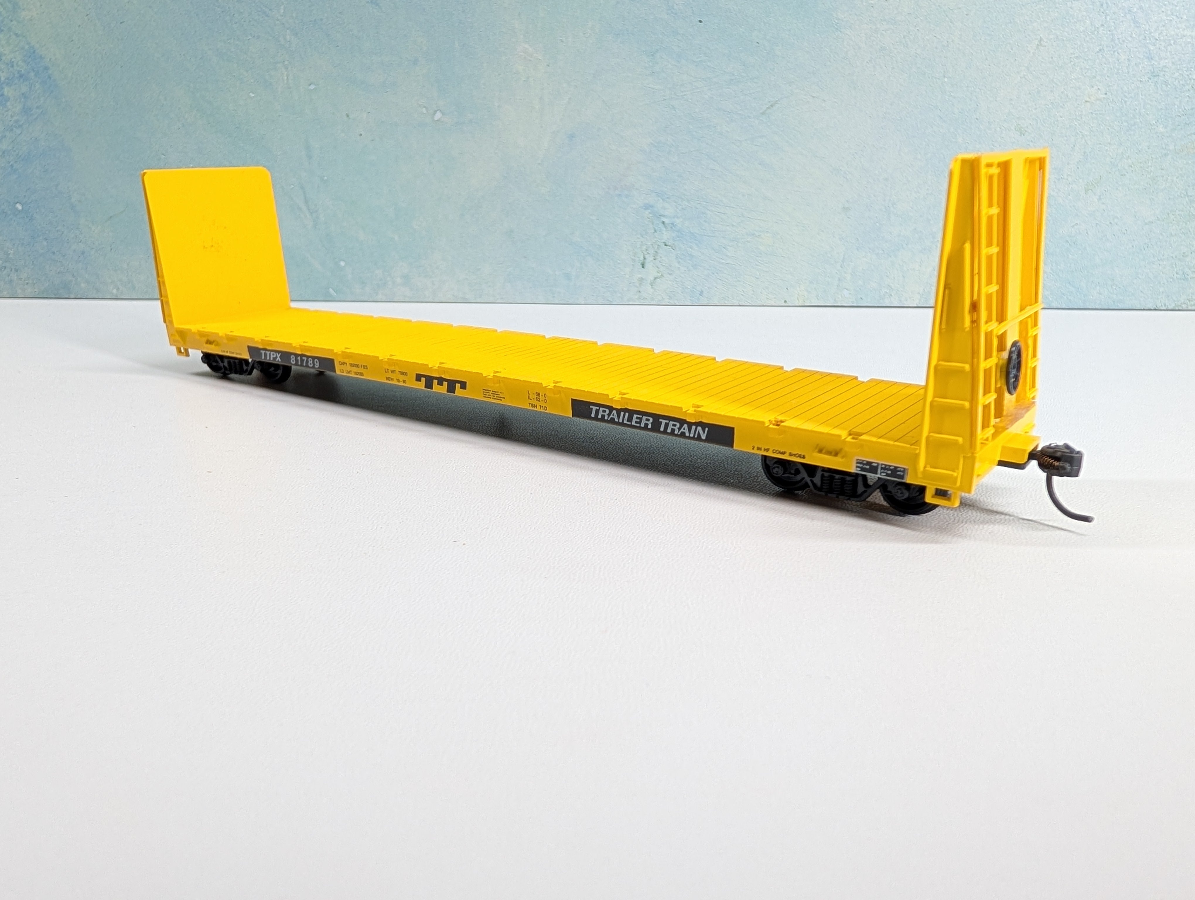 USED Roundhouse 1301 HO Scale 60' Bulkhead Flat Car Trailer Train TTPX #81789
