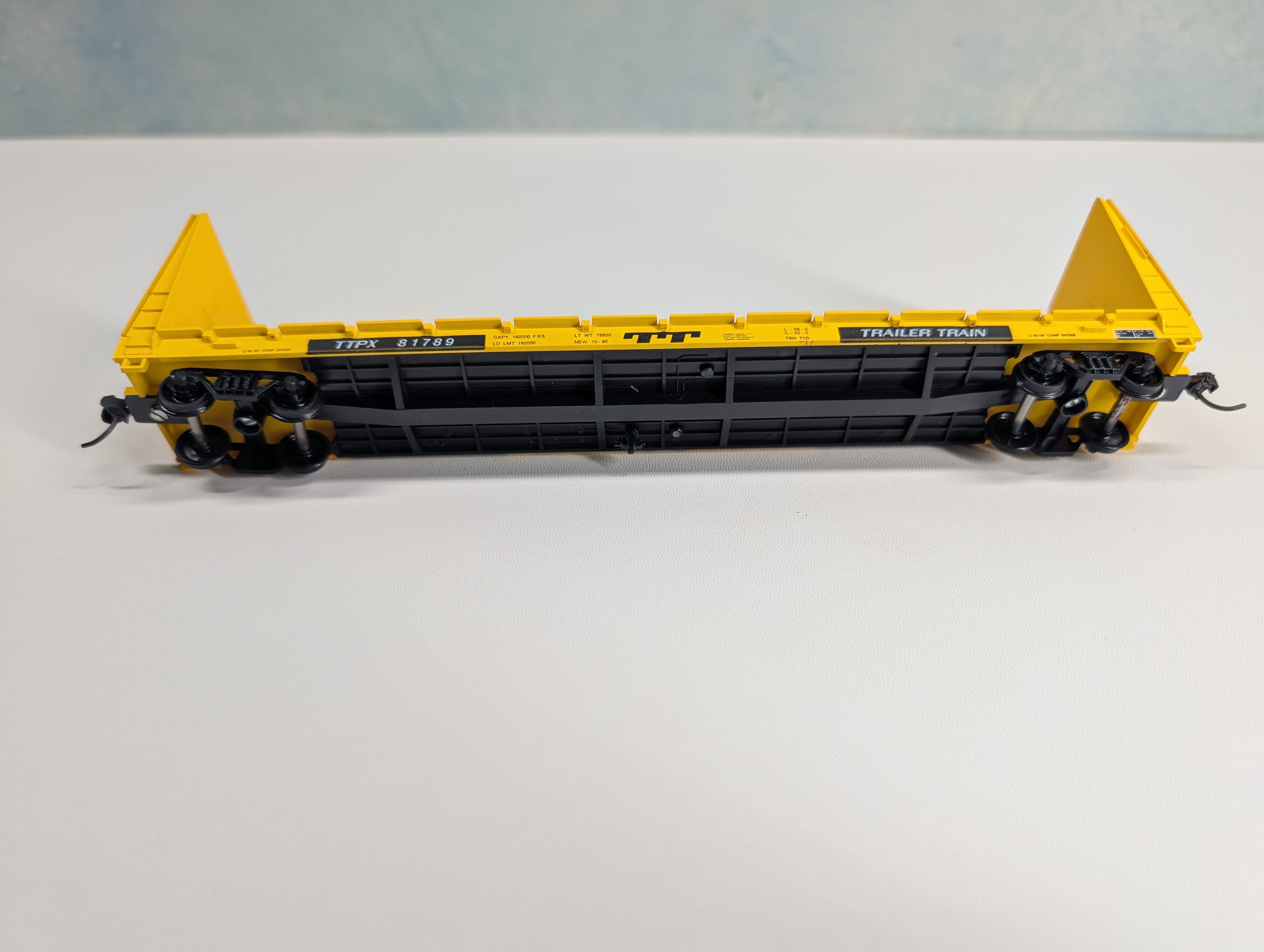 USED Roundhouse 1301 HO Scale 60' Bulkhead Flat Car Trailer Train TTPX #81789