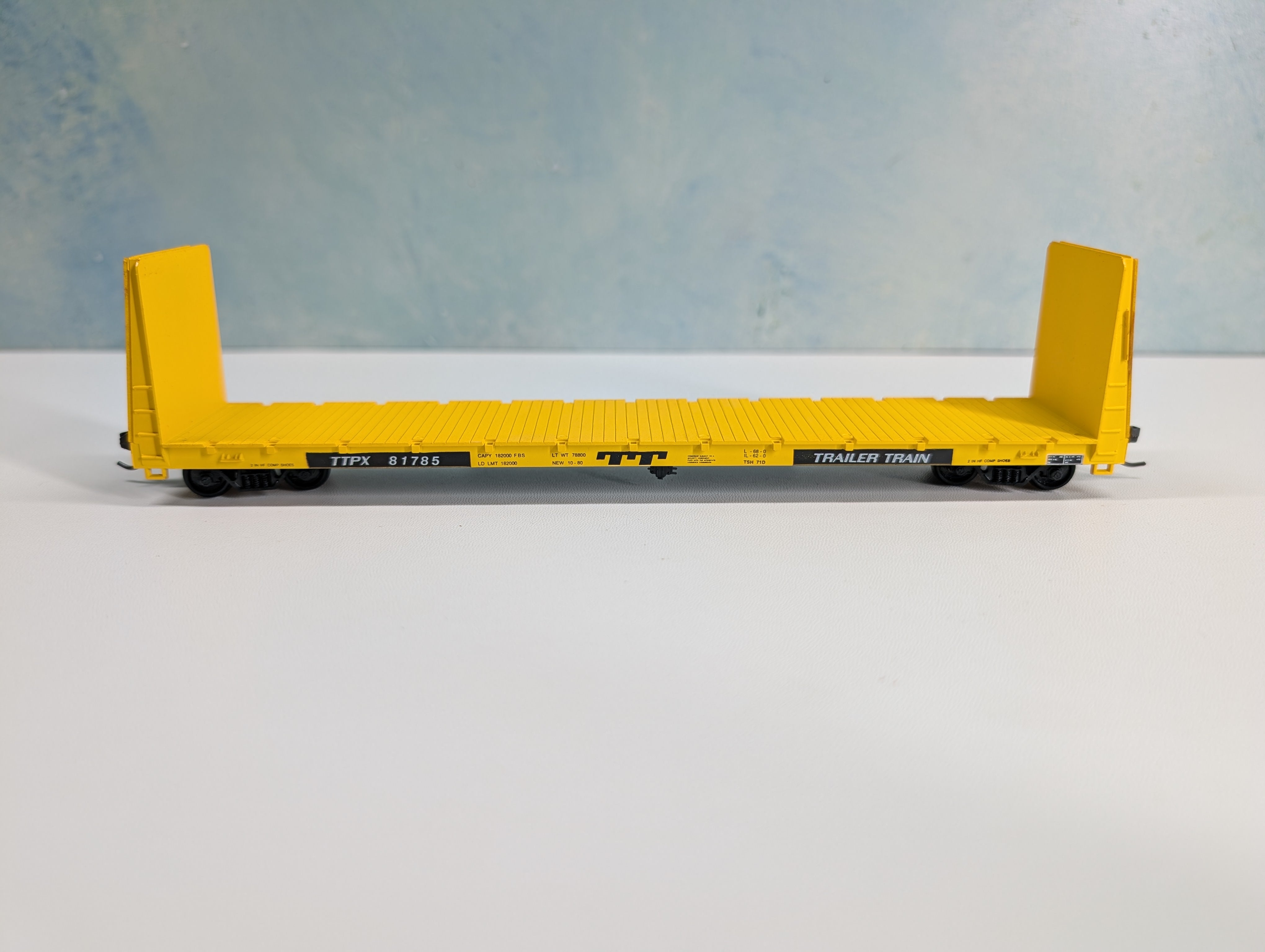 USED Roundhouse 1301 HO Scale 60' Bulkhead Flat Car Trailer Train TTPX #81785