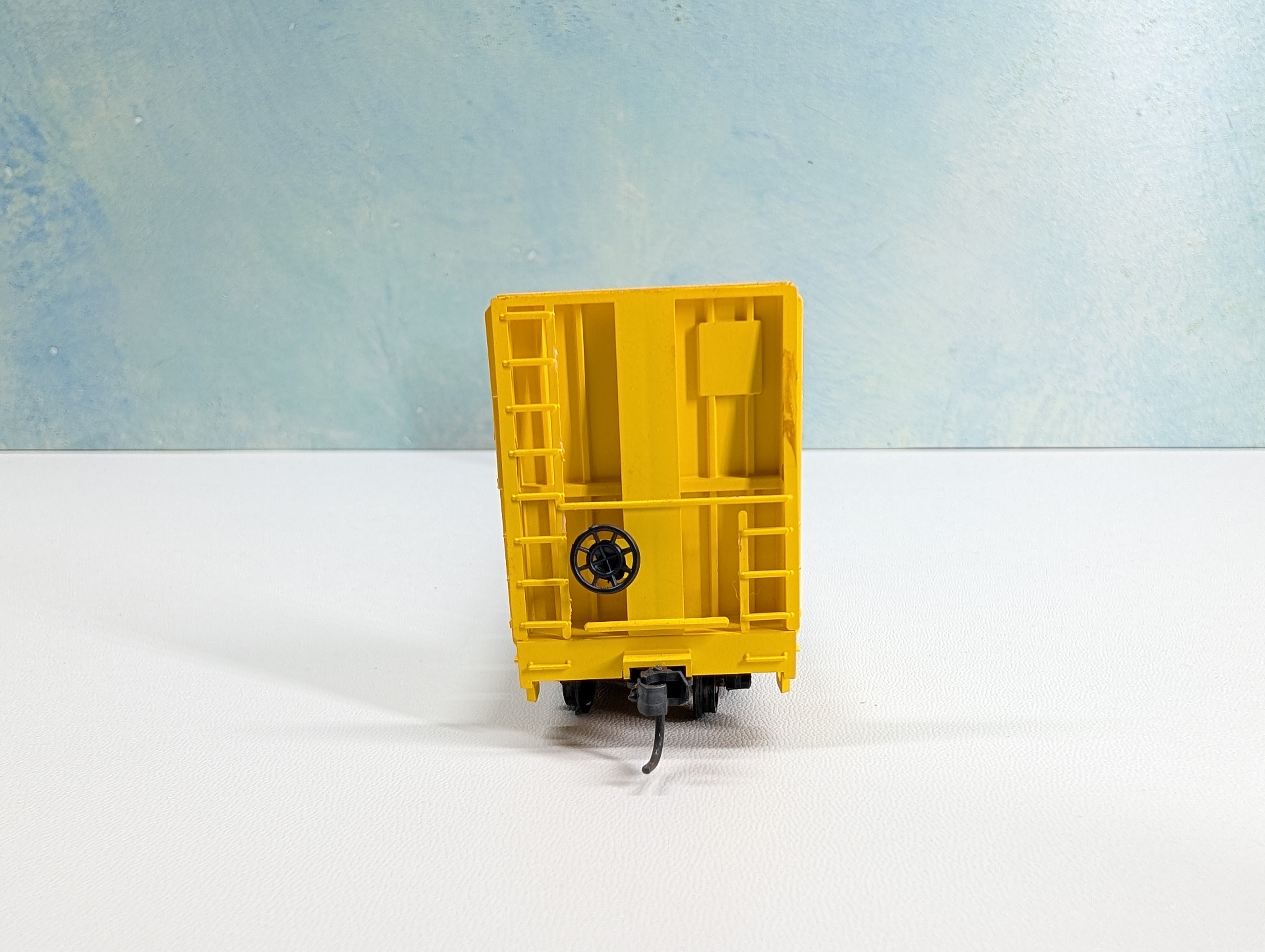 USED Roundhouse 1301 HO Scale 60' Bulkhead Flat Car Trailer Train TTPX #81785