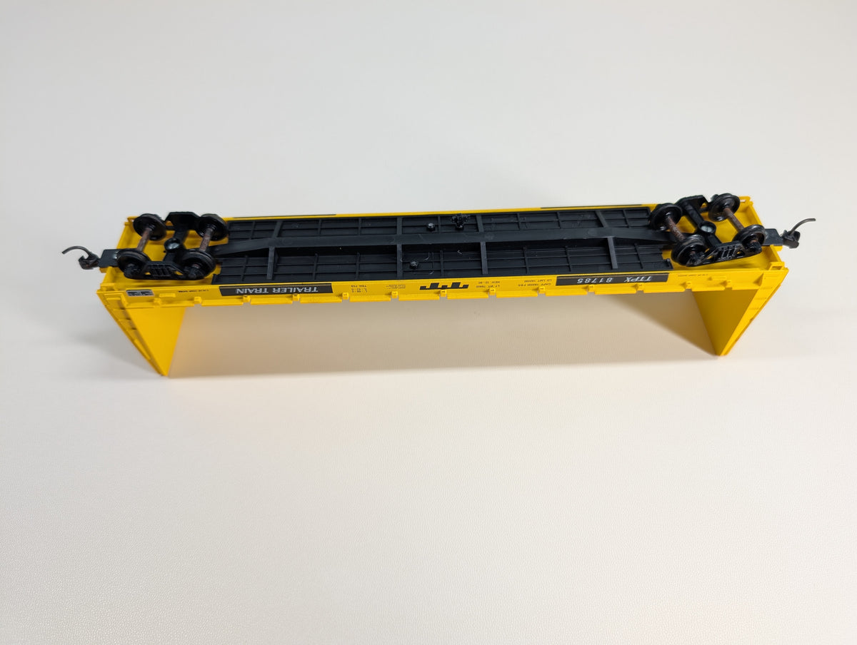 USED Roundhouse 1301 HO Scale 60' Bulkhead Flat Car Trailer Train TTPX #81785