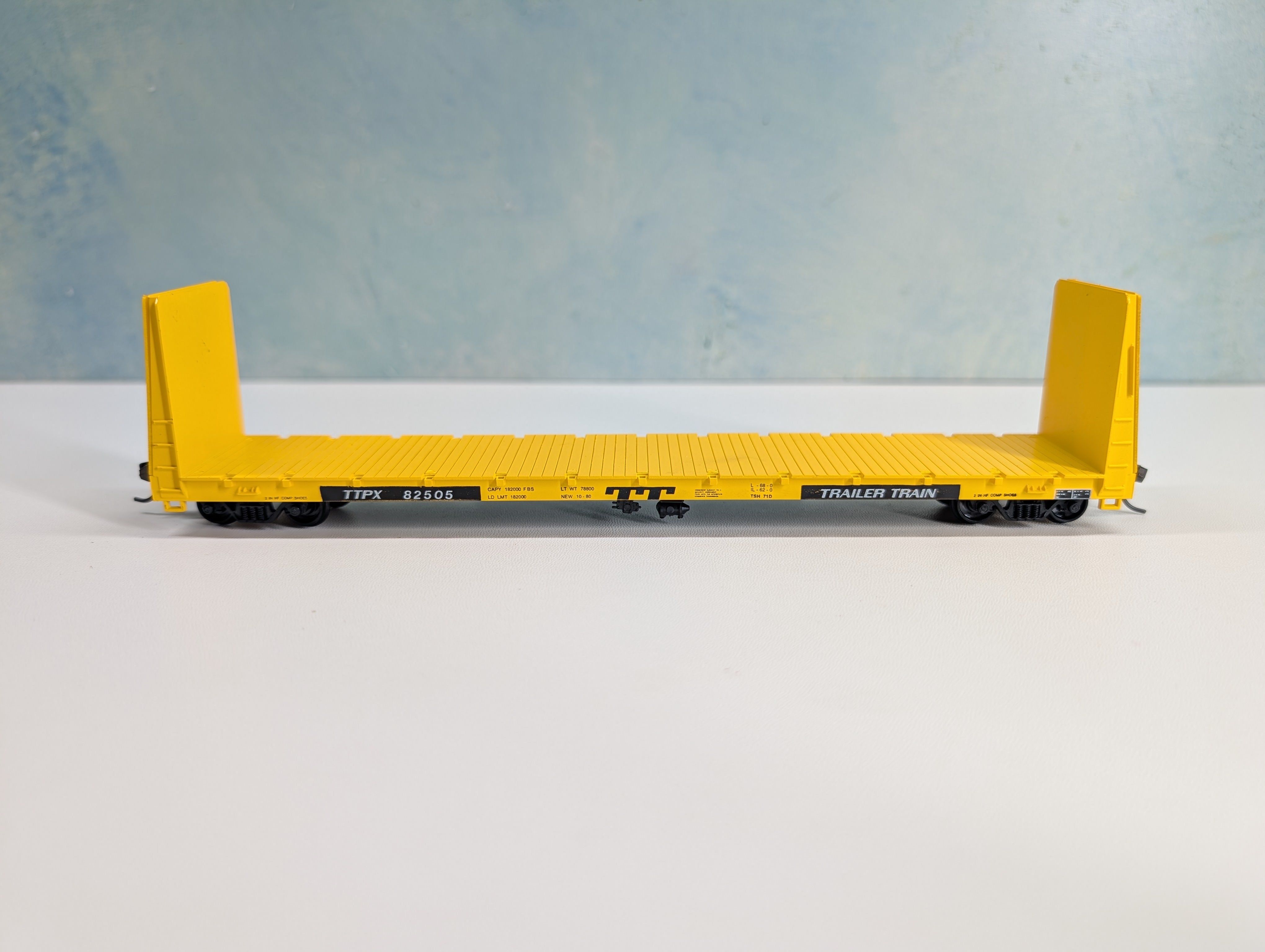 USED Roundhouse 1301 HO Scale 60' Bulkhead Flat Car Trailer Train TTPX #82505