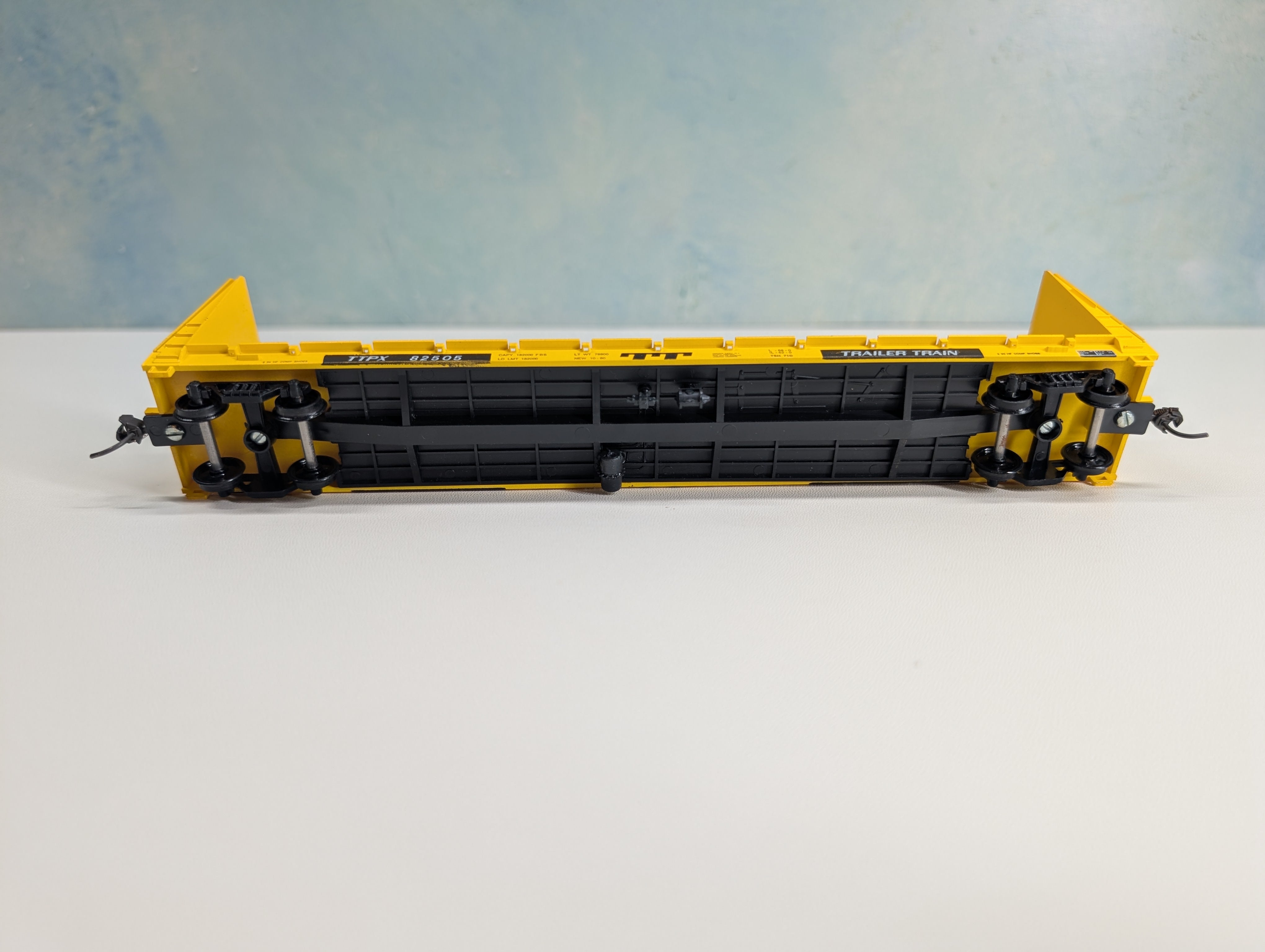 USED Roundhouse 1301 HO Scale 60' Bulkhead Flat Car Trailer Train TTPX #82505