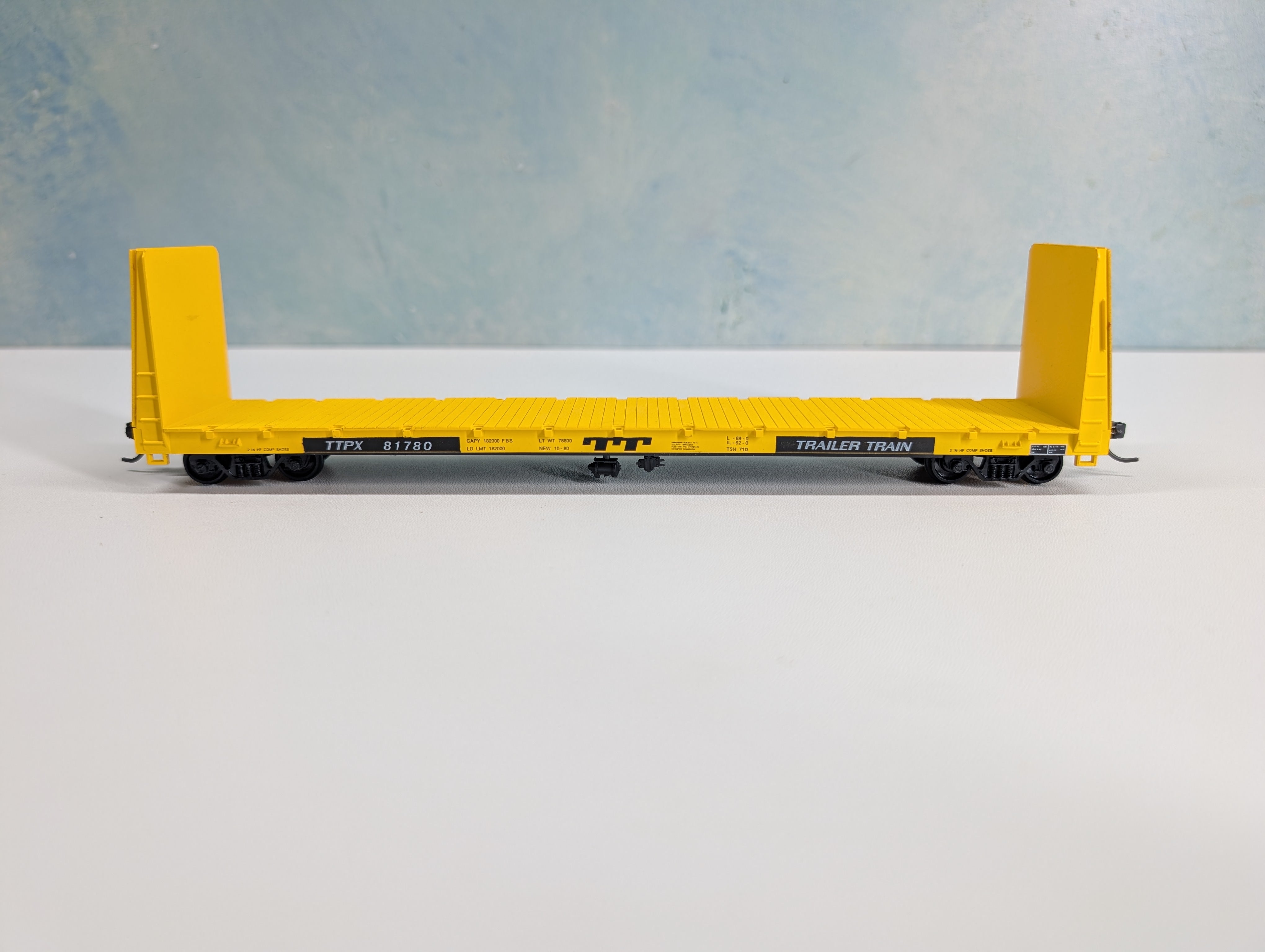 USED Roundhouse 1301 HO Scale 60' Bulkhead Flat Car Trailer Train TTPX #81780