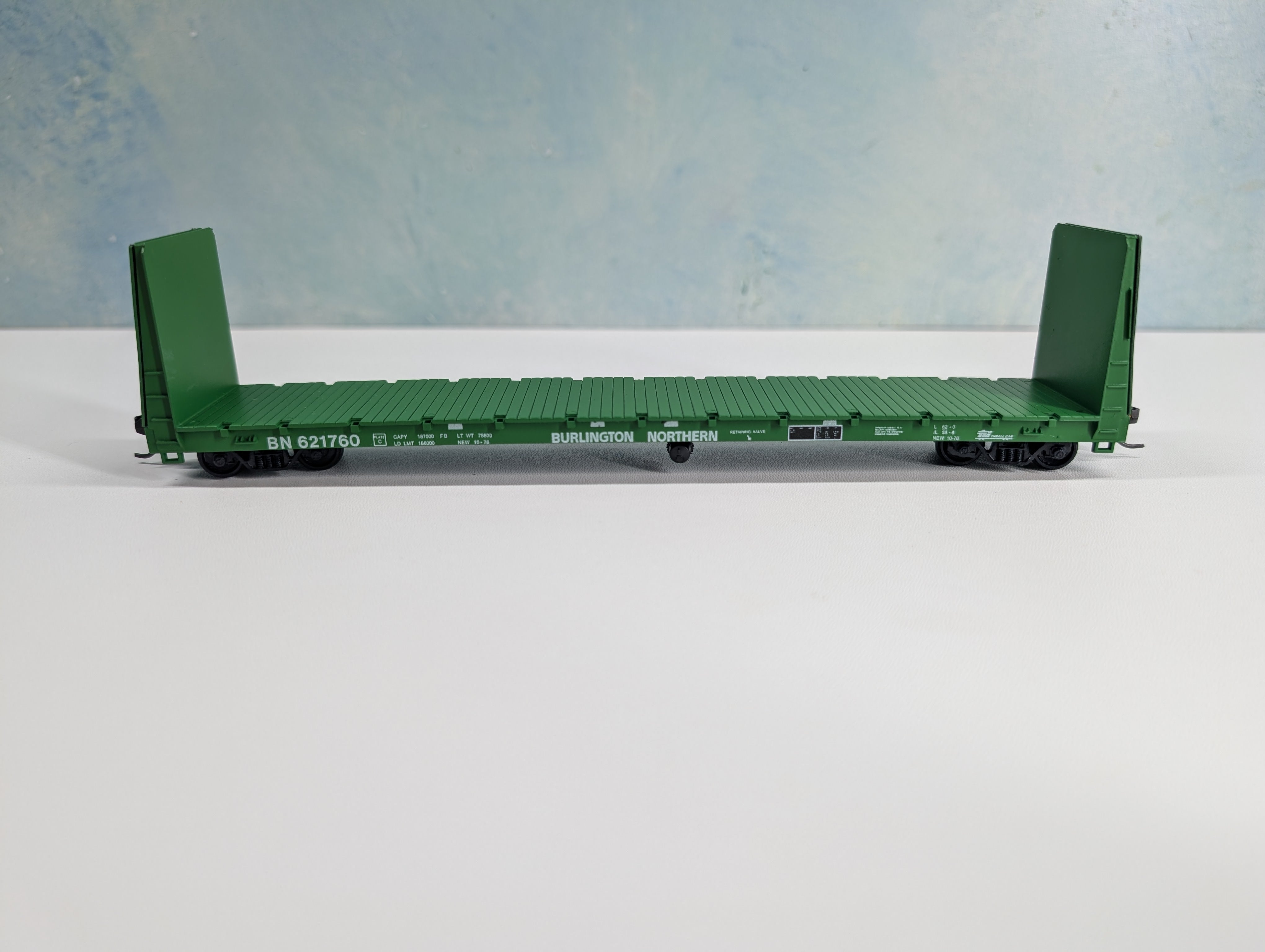 USED Roundhouse 1302 HO Scale 60' Bulkhead Flat Car Burlington Northern BN #621760