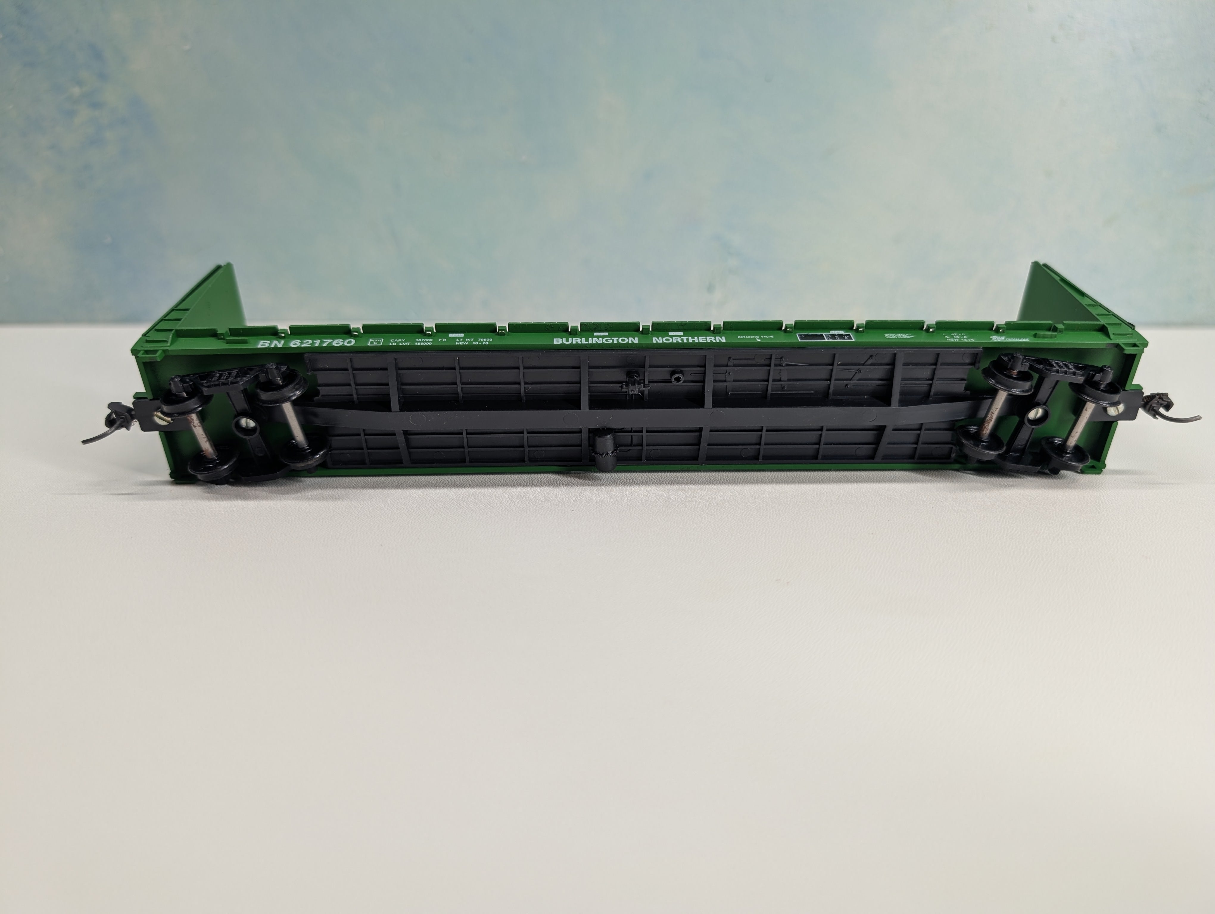 USED Roundhouse 1302 HO Scale 60' Bulkhead Flat Car Burlington Northern BN #621760