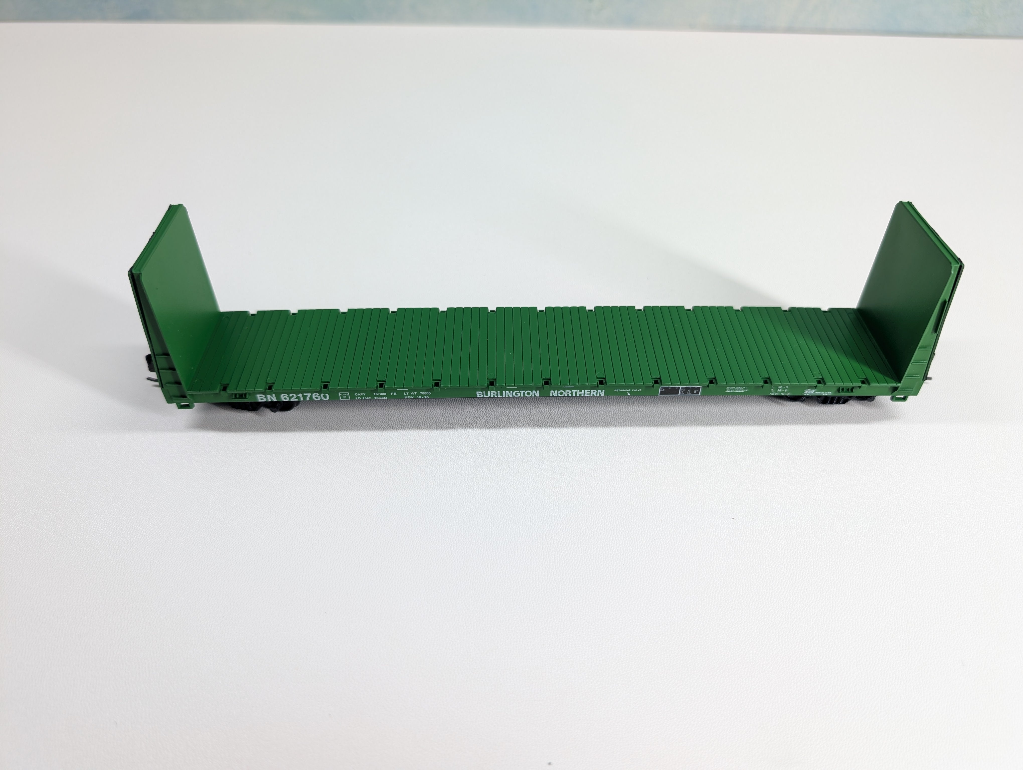 USED Roundhouse 1302 HO Scale 60' Bulkhead Flat Car Burlington Northern BN #621760