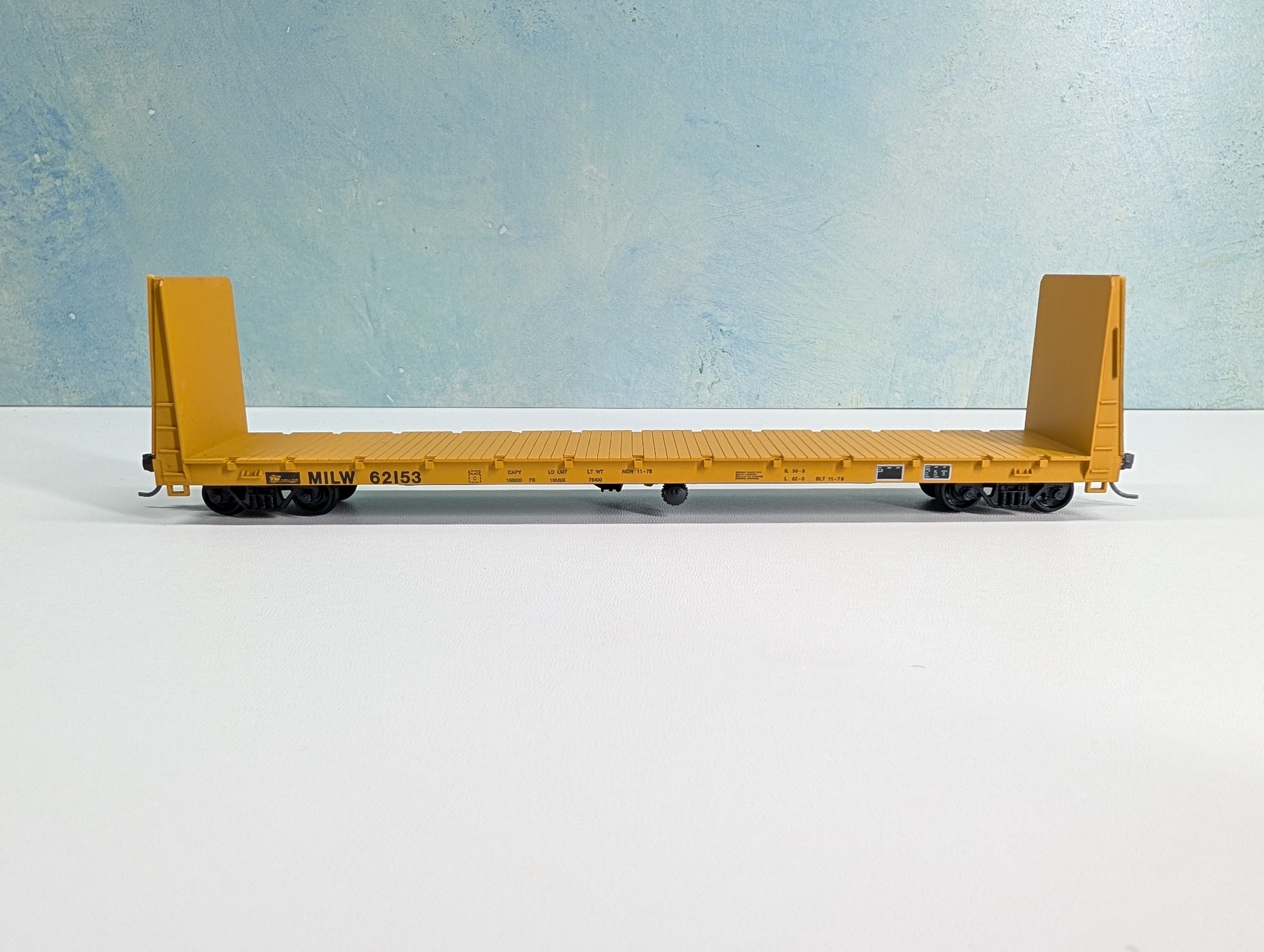 USED Roundhouse 1307 HO Scale 60' Bulkhead Flat Car Milwaukee Road MILW #62153