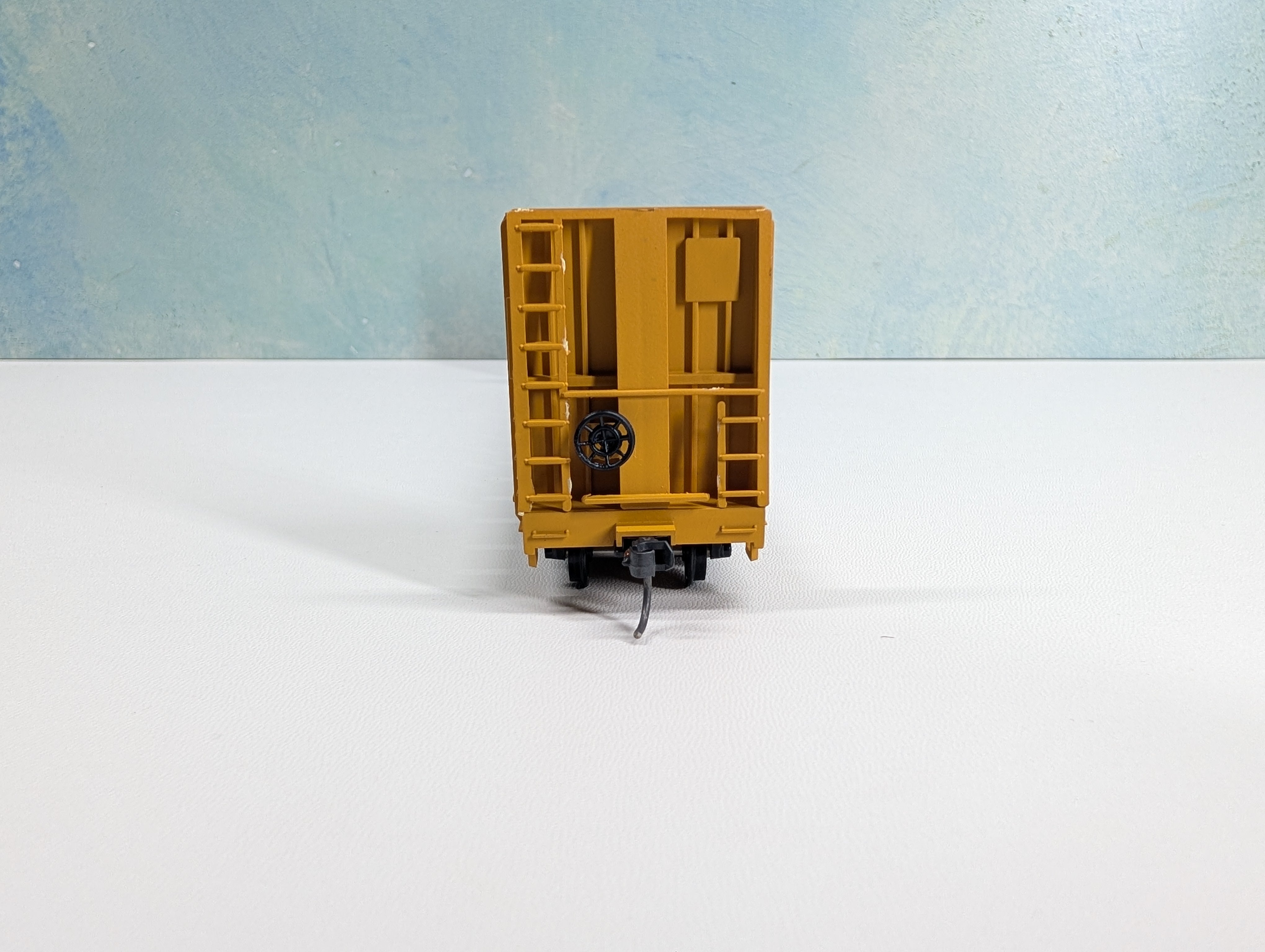 USED Roundhouse 1307 HO Scale 60' Bulkhead Flat Car Milwaukee Road MILW #62153