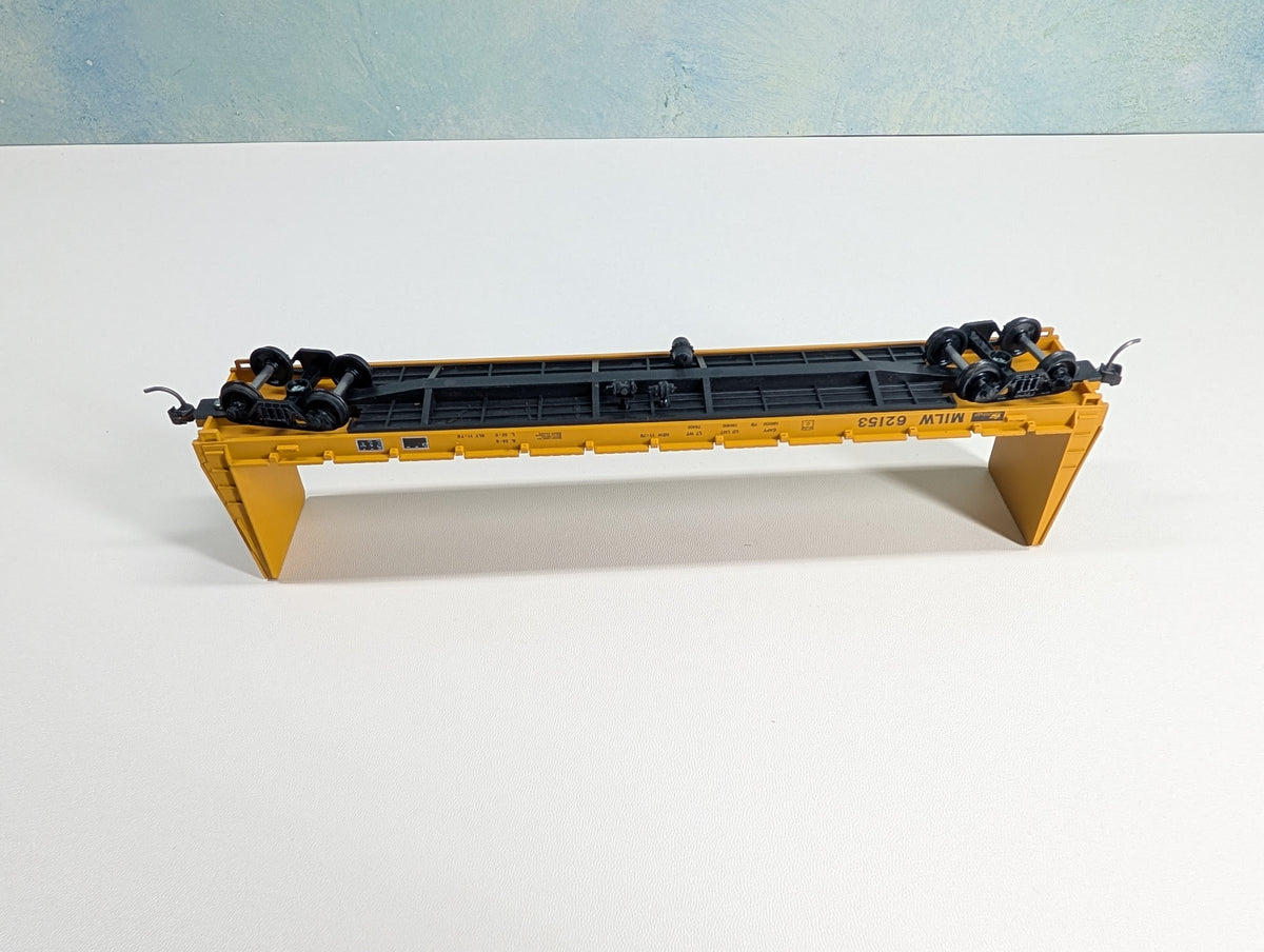USED Roundhouse 1307 HO Scale 60' Bulkhead Flat Car Milwaukee Road MILW #62153